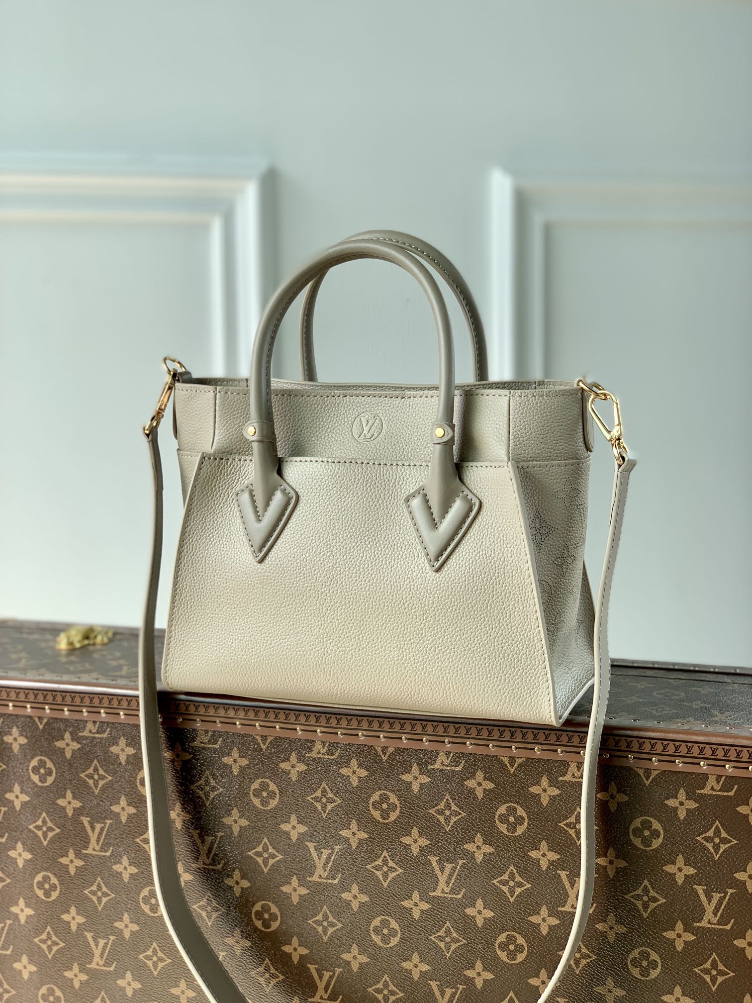 Louis Vuitton On My Side Tote Bag-25*20*12CM