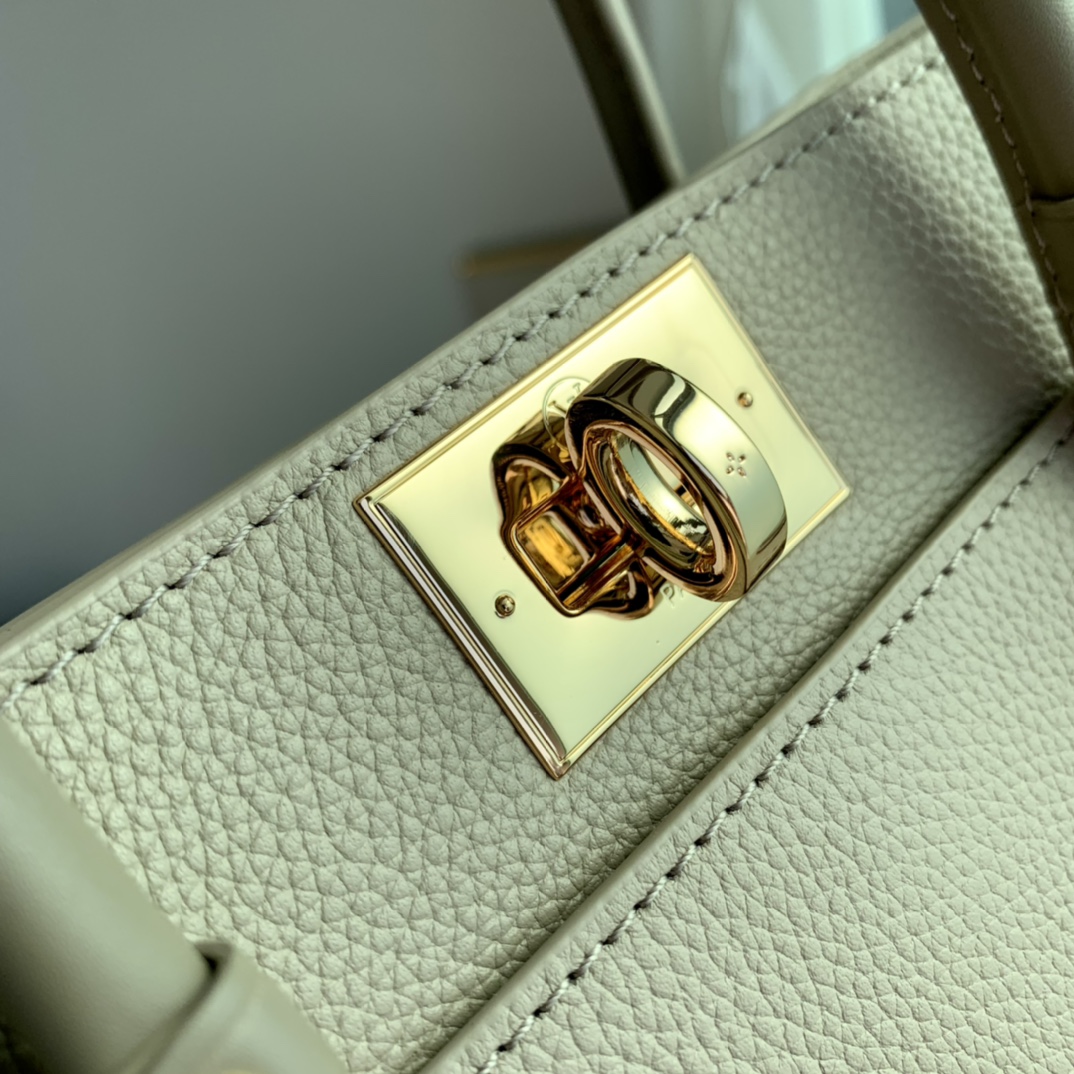 Louis Vuitton On My Side Tote Bag-25*20*12CM