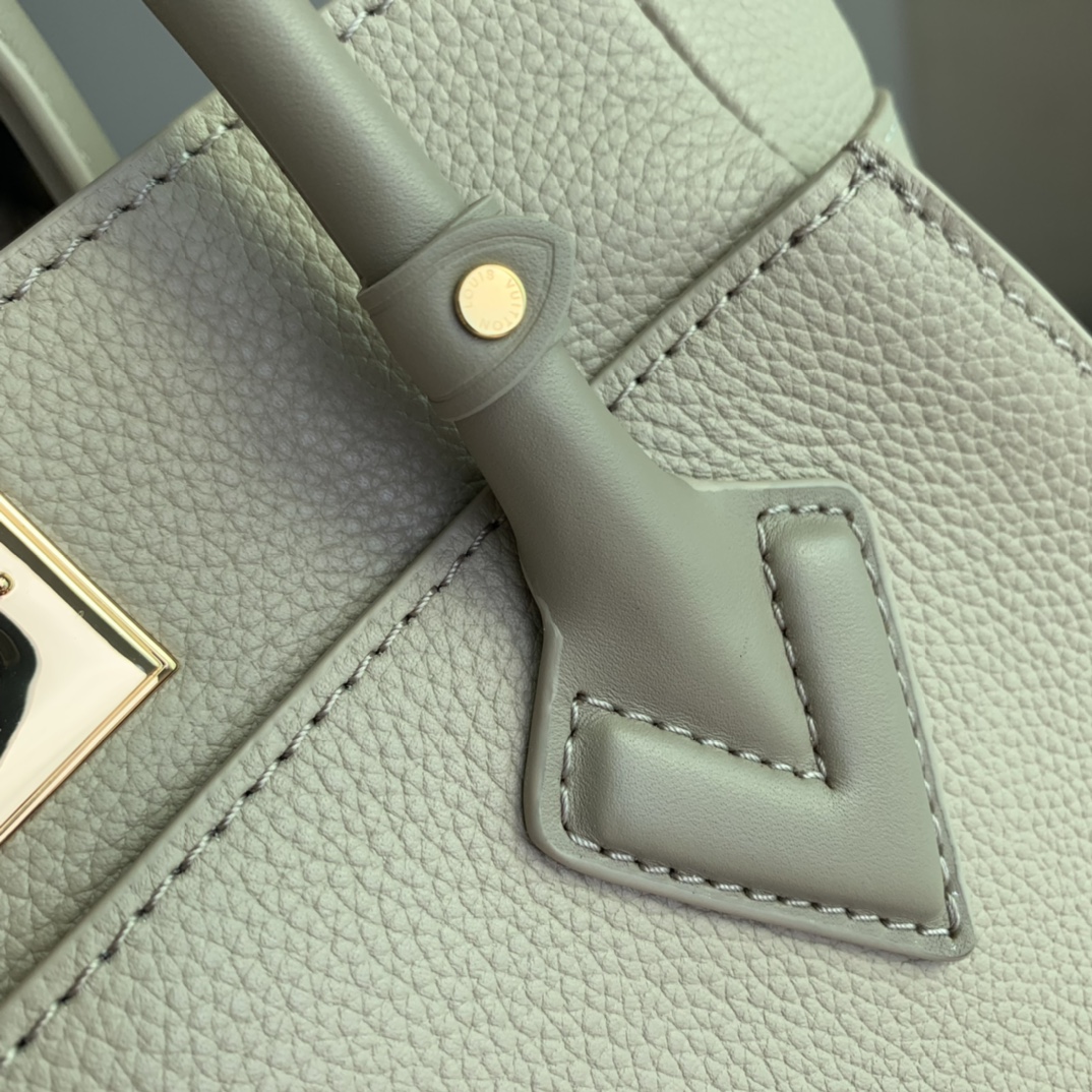 Louis Vuitton On My Side Tote Bag-25*20*12CM