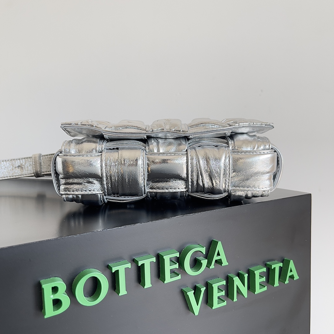 Bottega Veneta Cassette Bag-19*4*12CM