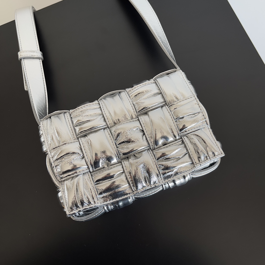 Bottega Veneta Cassette Bag-19*4*12CM