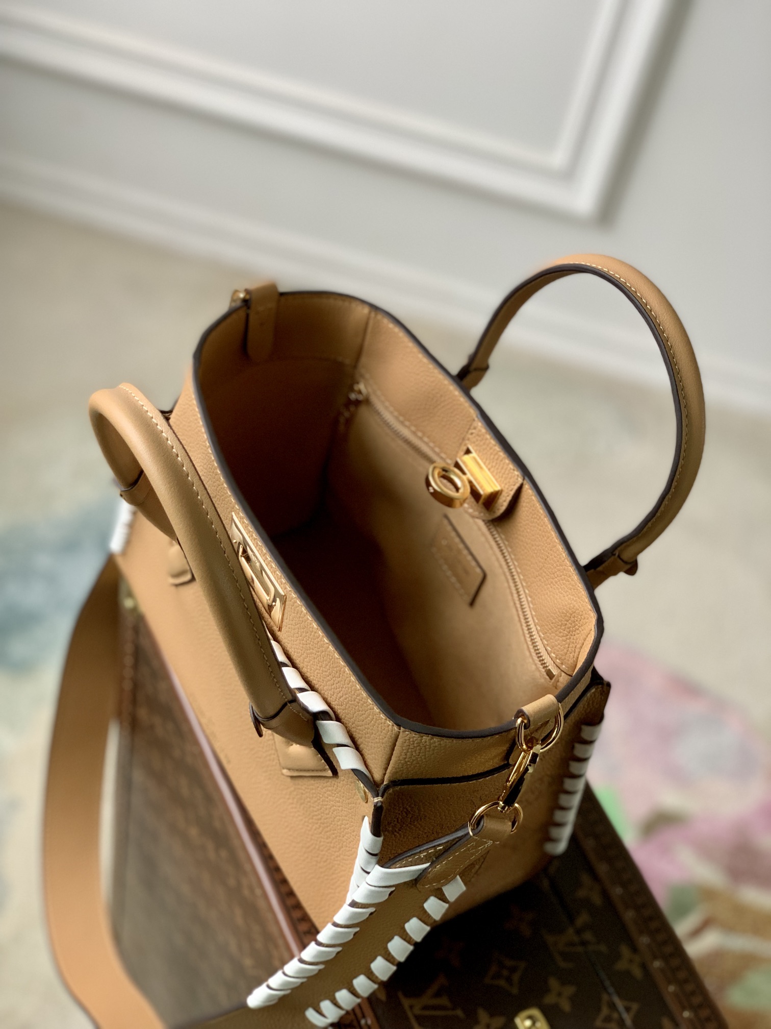 Louis Vuitton On My Side Tote Bag-25*20*12CM Louis Vuitton On My Side Tote Bag-25*20*12CM