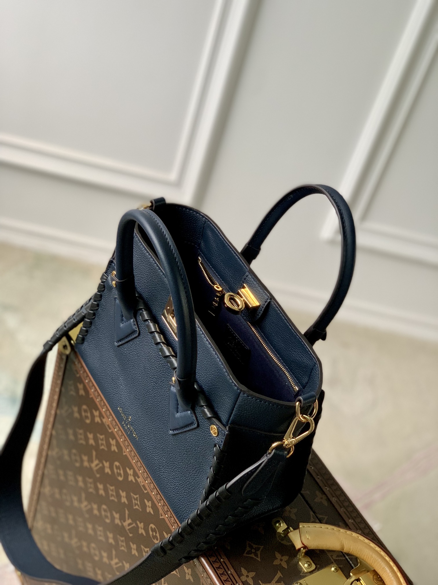 Louis Vuitton On My Side Tote Bag-25*20*12CM