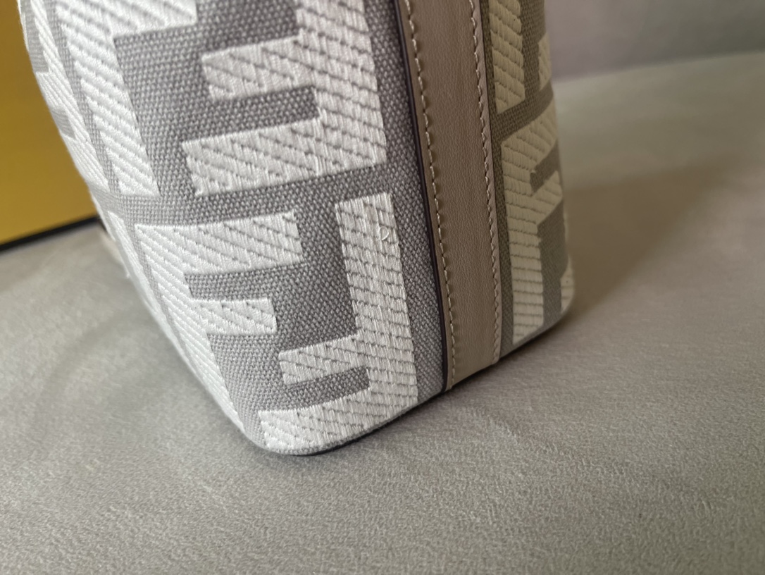 Fendi Mini Mon Tresor Bag -12x18x10CM