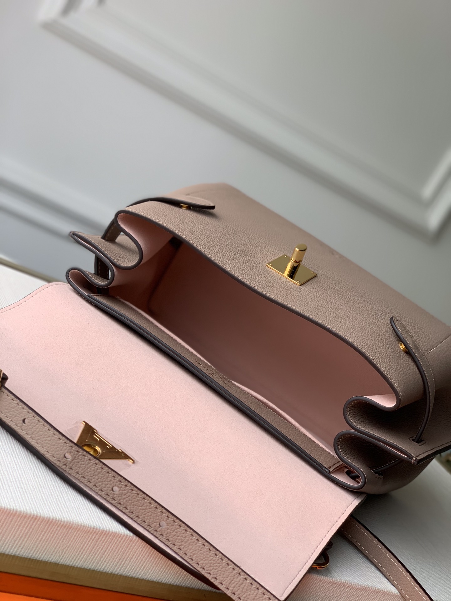 Louis Vuitton Lockme Ever M51395-31*46*17CM Louis Vuitton Lockme Ever M51395-31*46*17CM