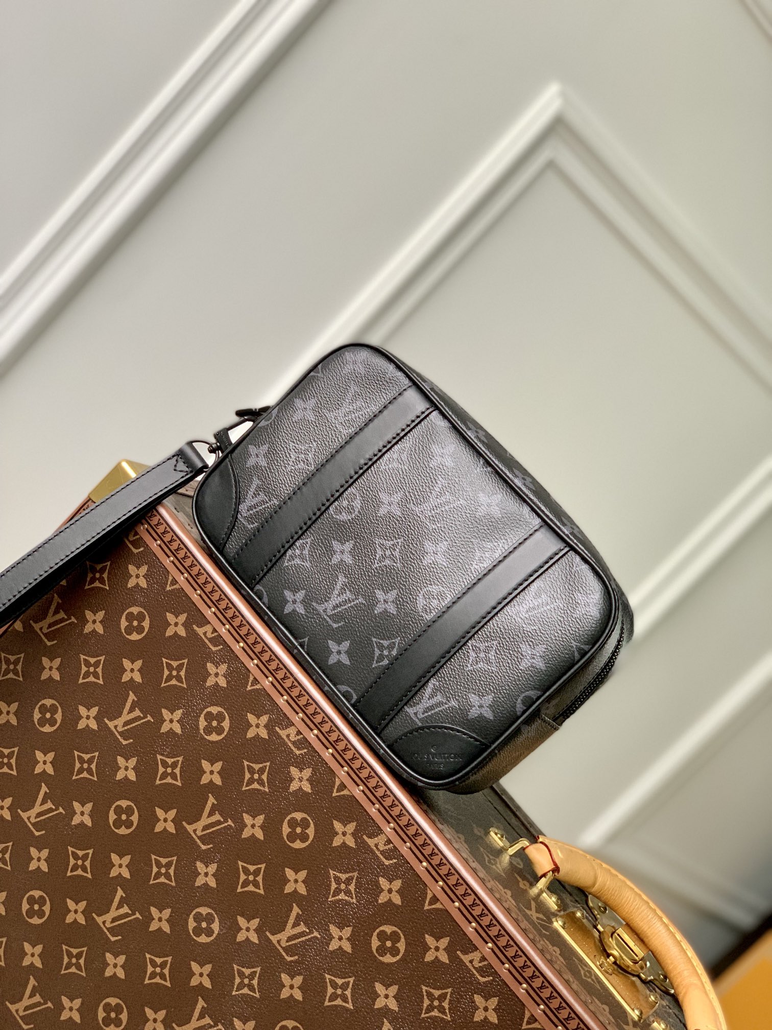 Louis Vuitton Pochette Kasai -25 x 15.5 x 6.5 CM