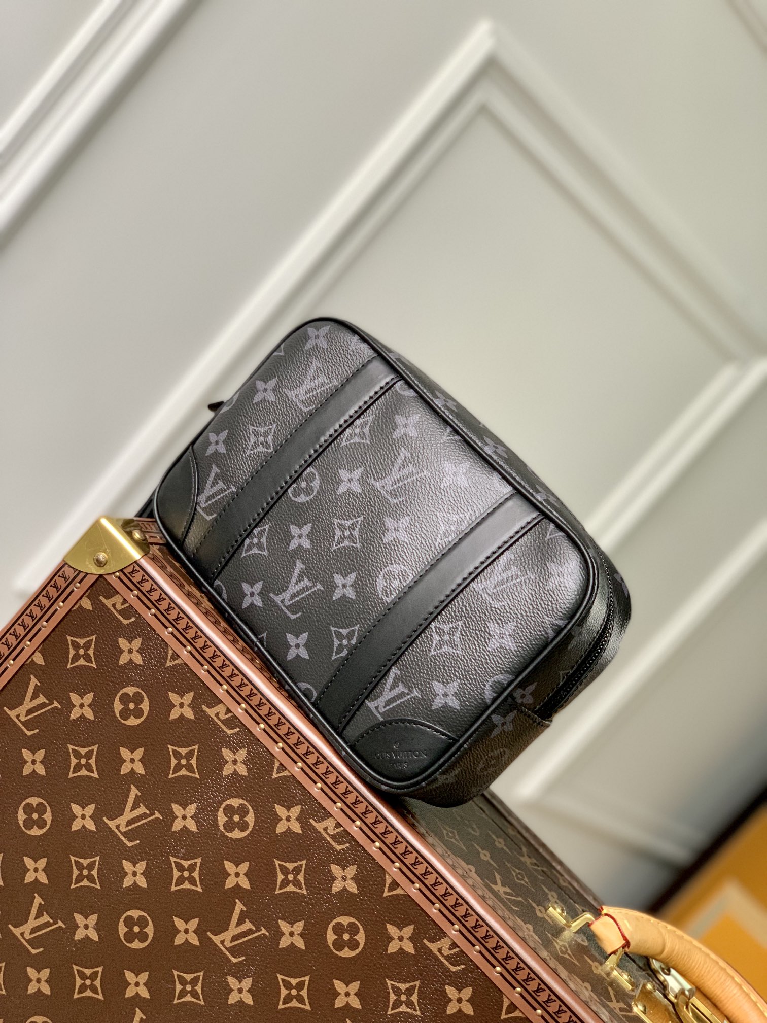 Louis Vuitton Pochette Kasai -25 x 15.5 x 6.5 CM