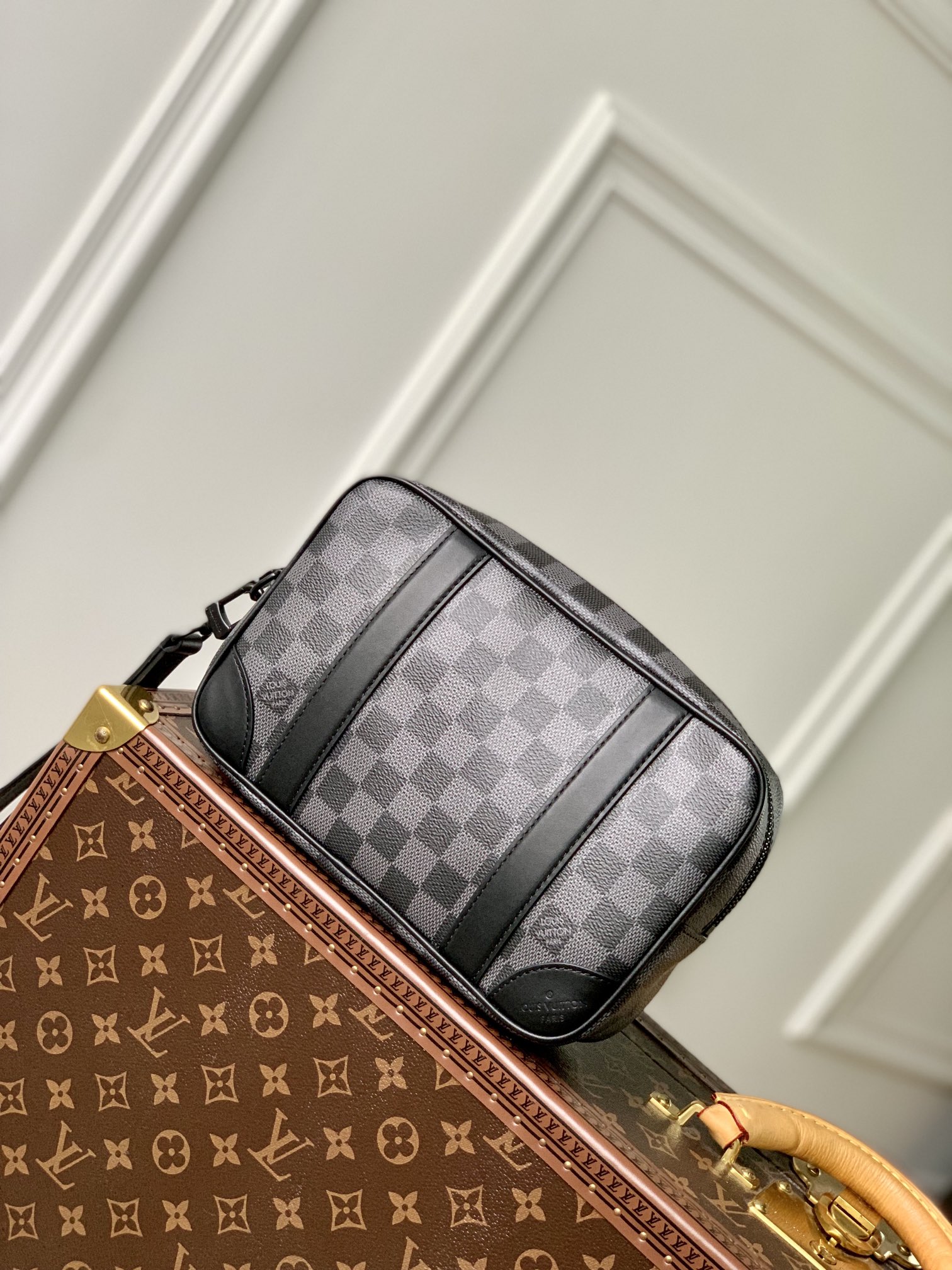 Louis Vuitton Pochette Kasai -25 x 15.5 x 6.5 CM