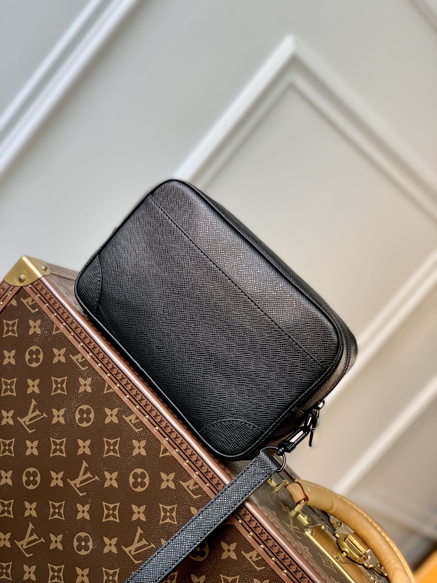 Louis Vuitton Pochette Kasai -25 x 15.5 x 6.5 CM