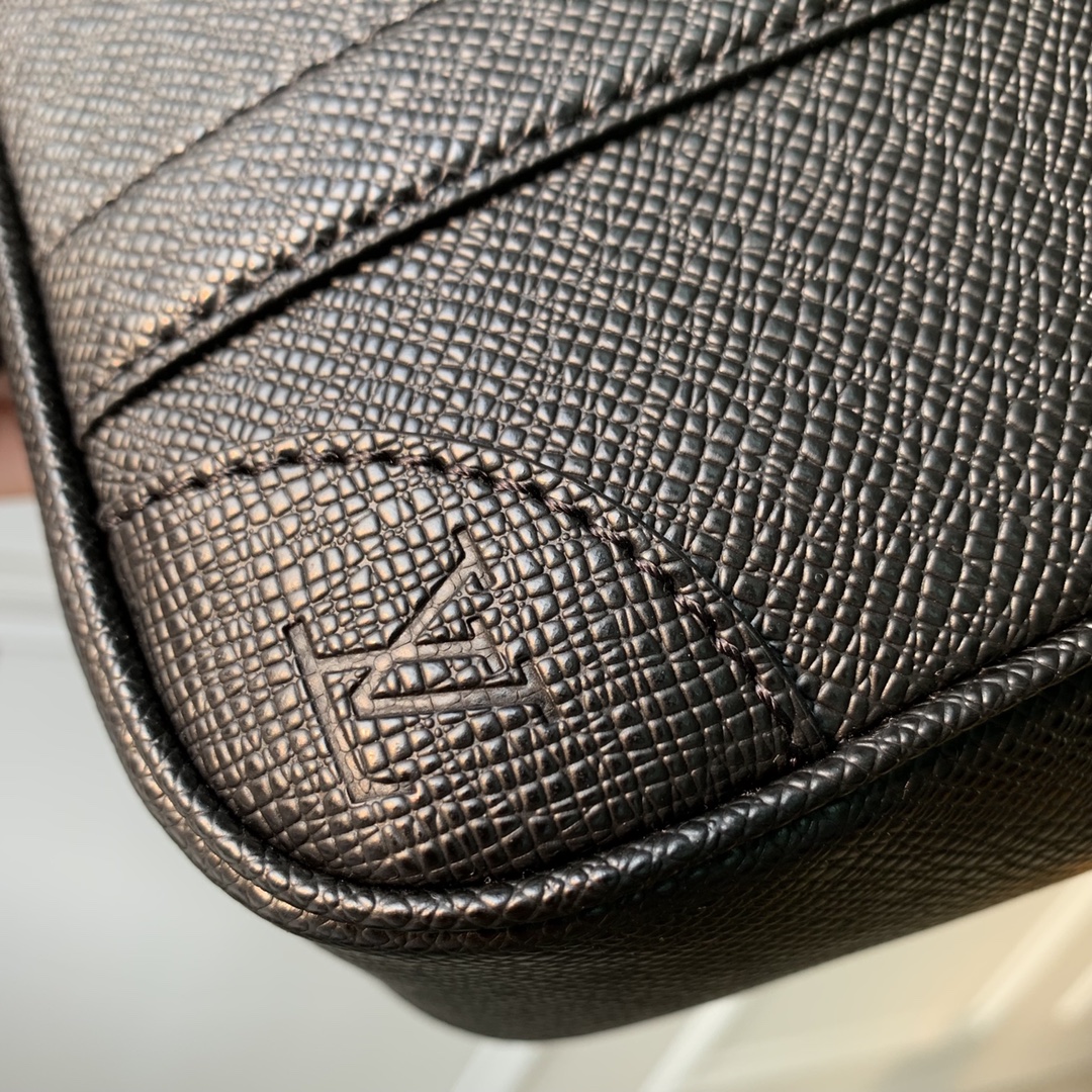 Louis Vuitton Pochette Kasai -25 x 15.5 x 6.5 CM Louis Vuitton Pochette Kasai -25 x 15.5 x 6.5 CM