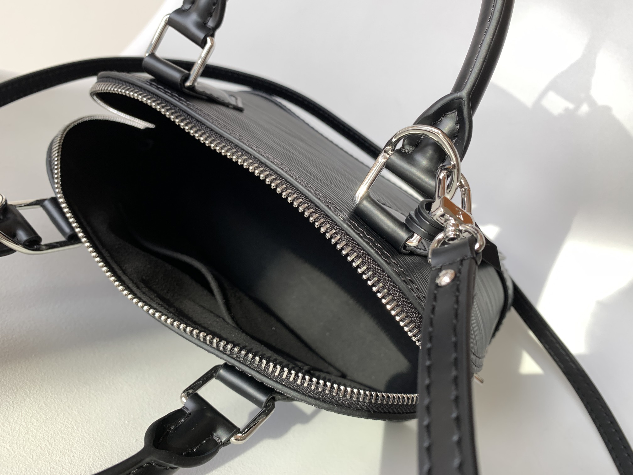 Louis Vuitton M41327 Alma BB-25*19*12CM