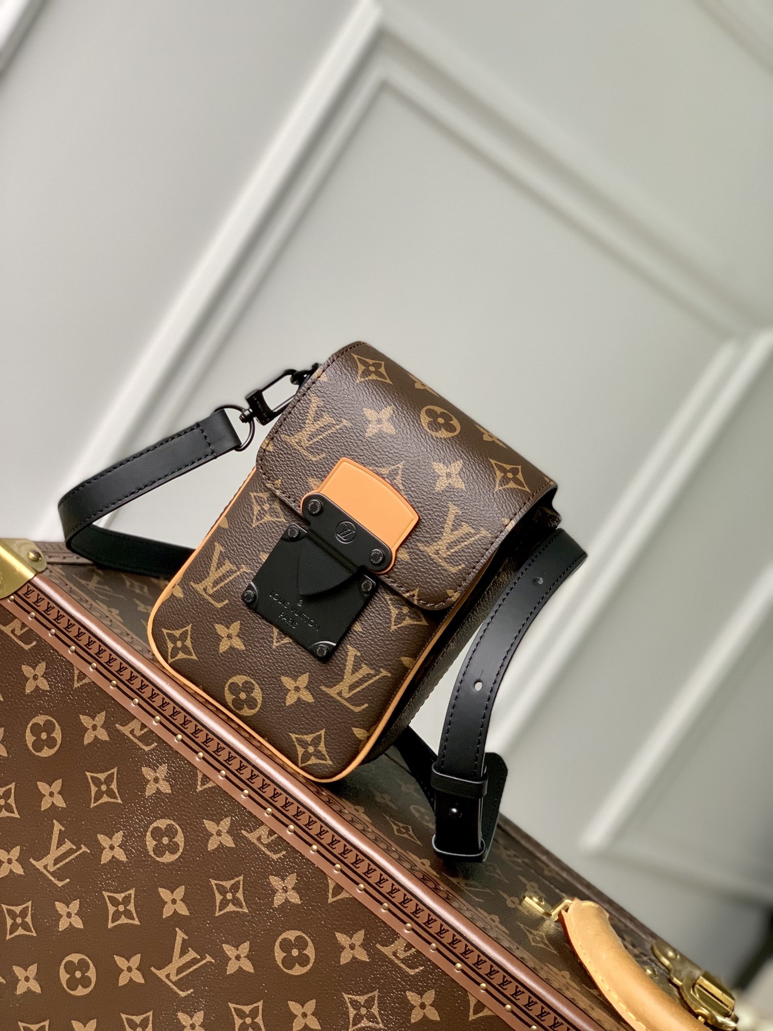 Louis Vuitton S-Lock Vertical Wearable Handbag-12*19*7CM