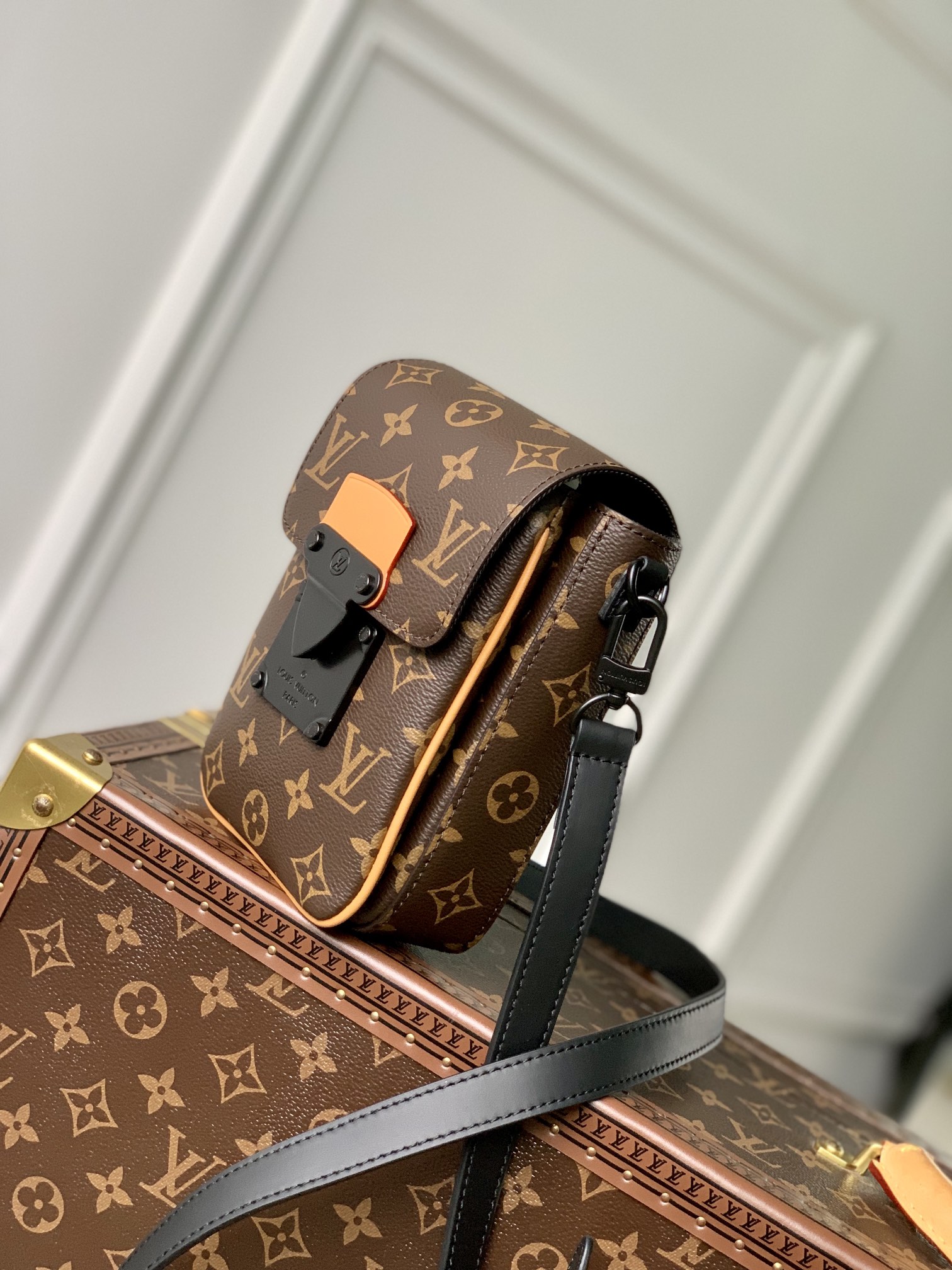 Louis Vuitton S-Lock Vertical Wearable Handbag-12*19*7CM