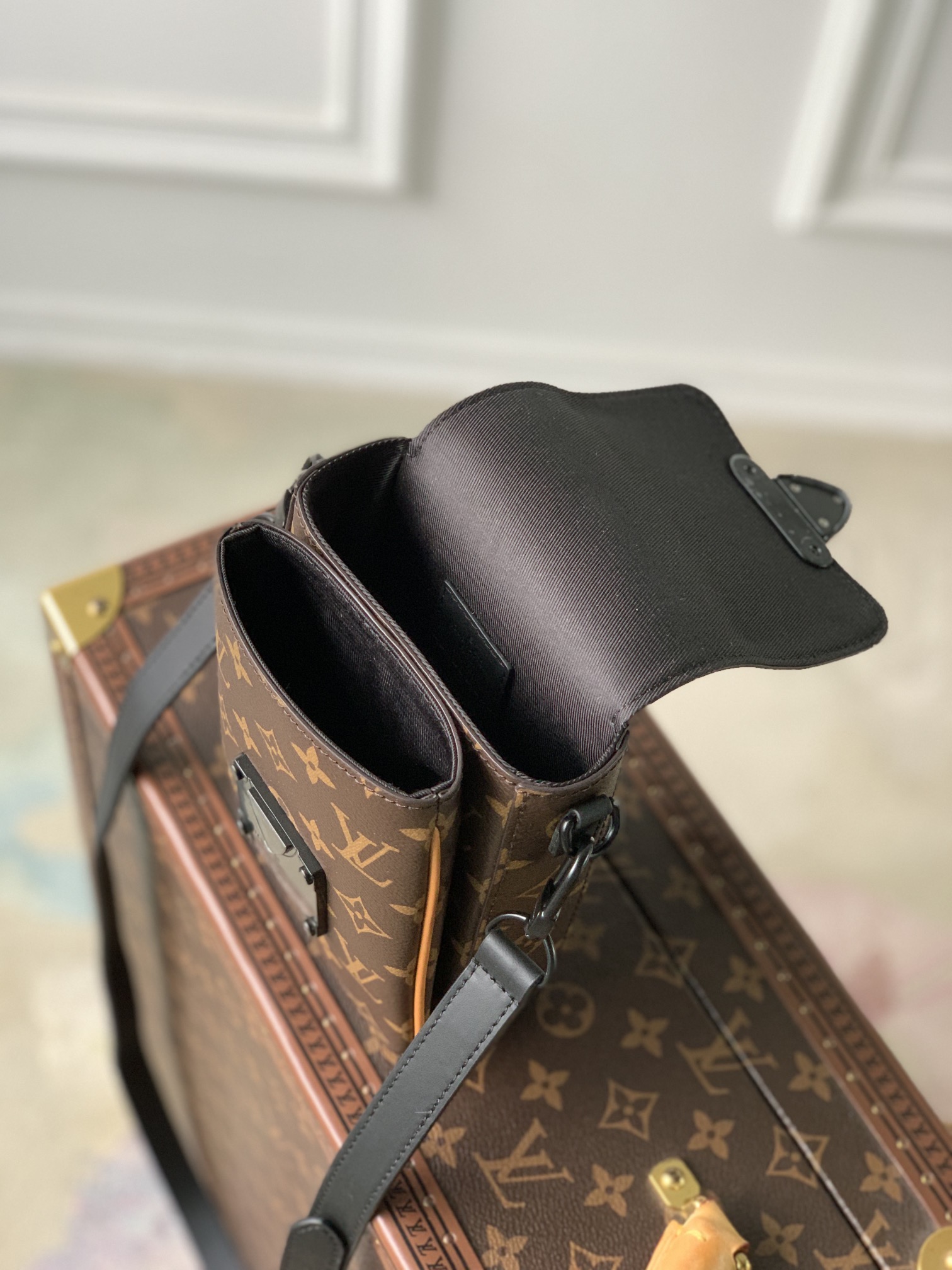 Louis Vuitton S-Lock Vertical Wearable Handbag-12*19*7CM Louis Vuitton S-Lock Vertical Wearable Handbag-12*19*7CM