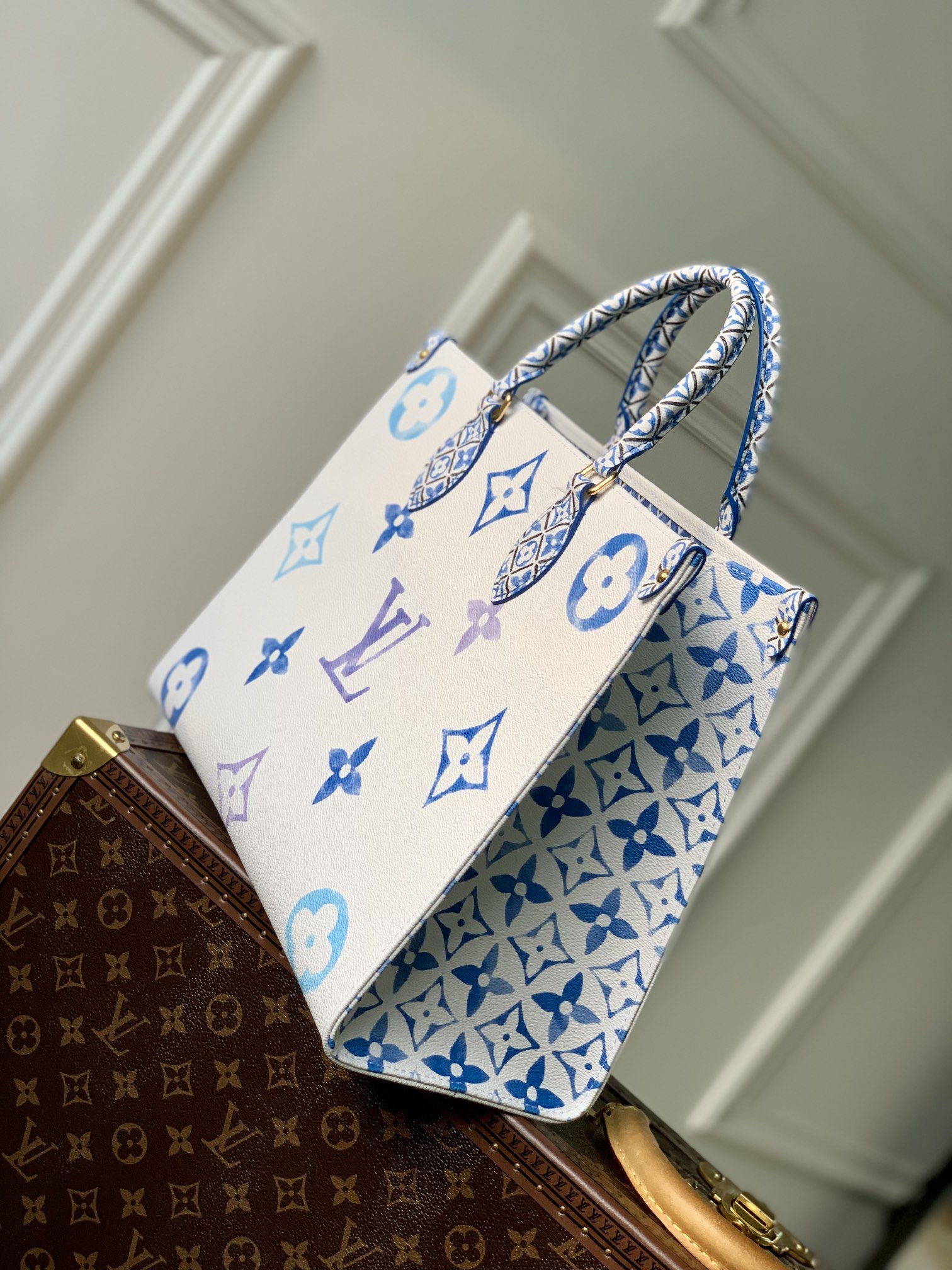 Louis Vuitton Onthego Handbag-M22975-35 x 27 x 14 CM