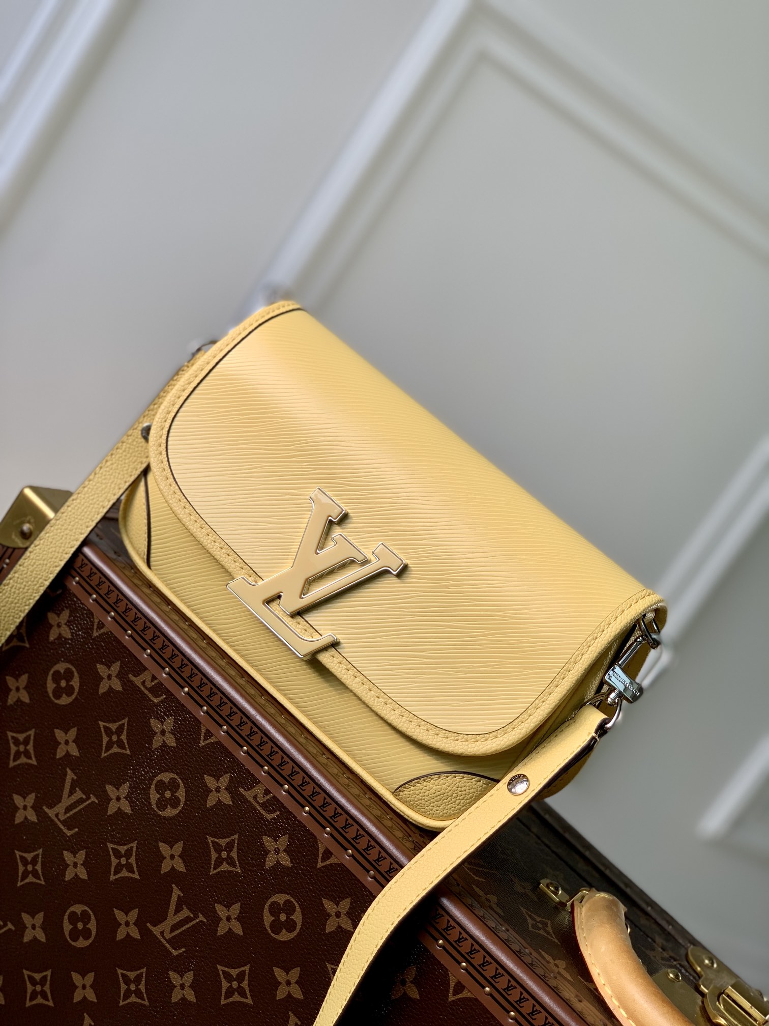 Louis Vuitton Buci Handbag-24.5 x 15.5 x 9CM