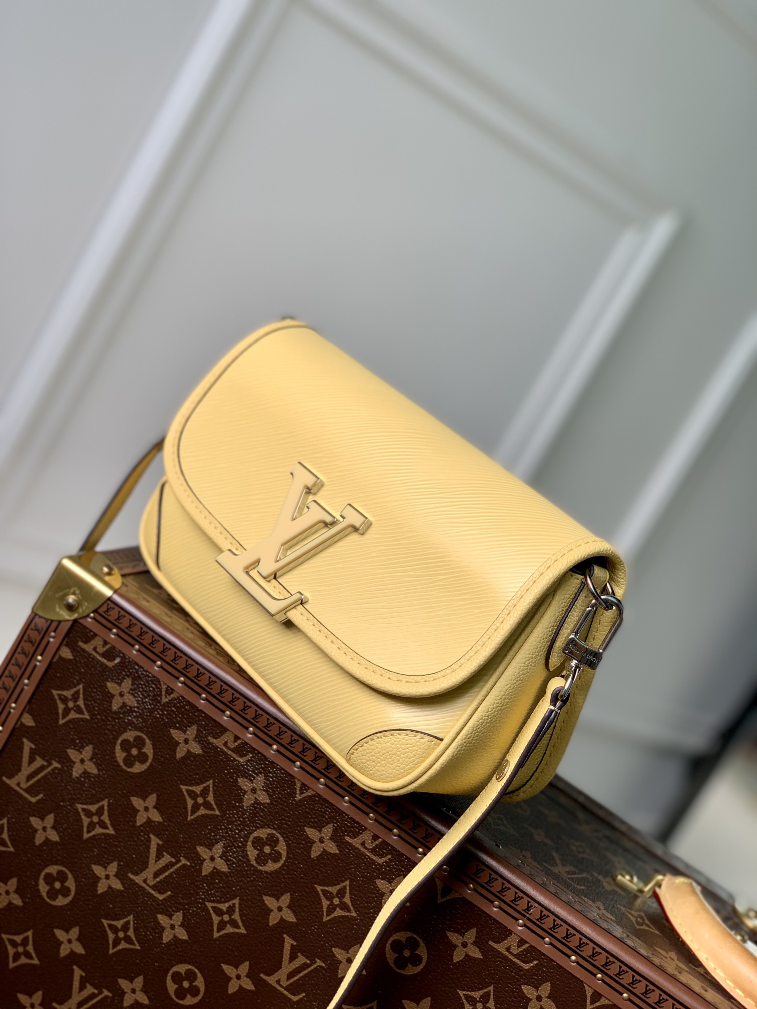 Louis Vuitton Buci Handbag-24.5 x 15.5 x 9CM