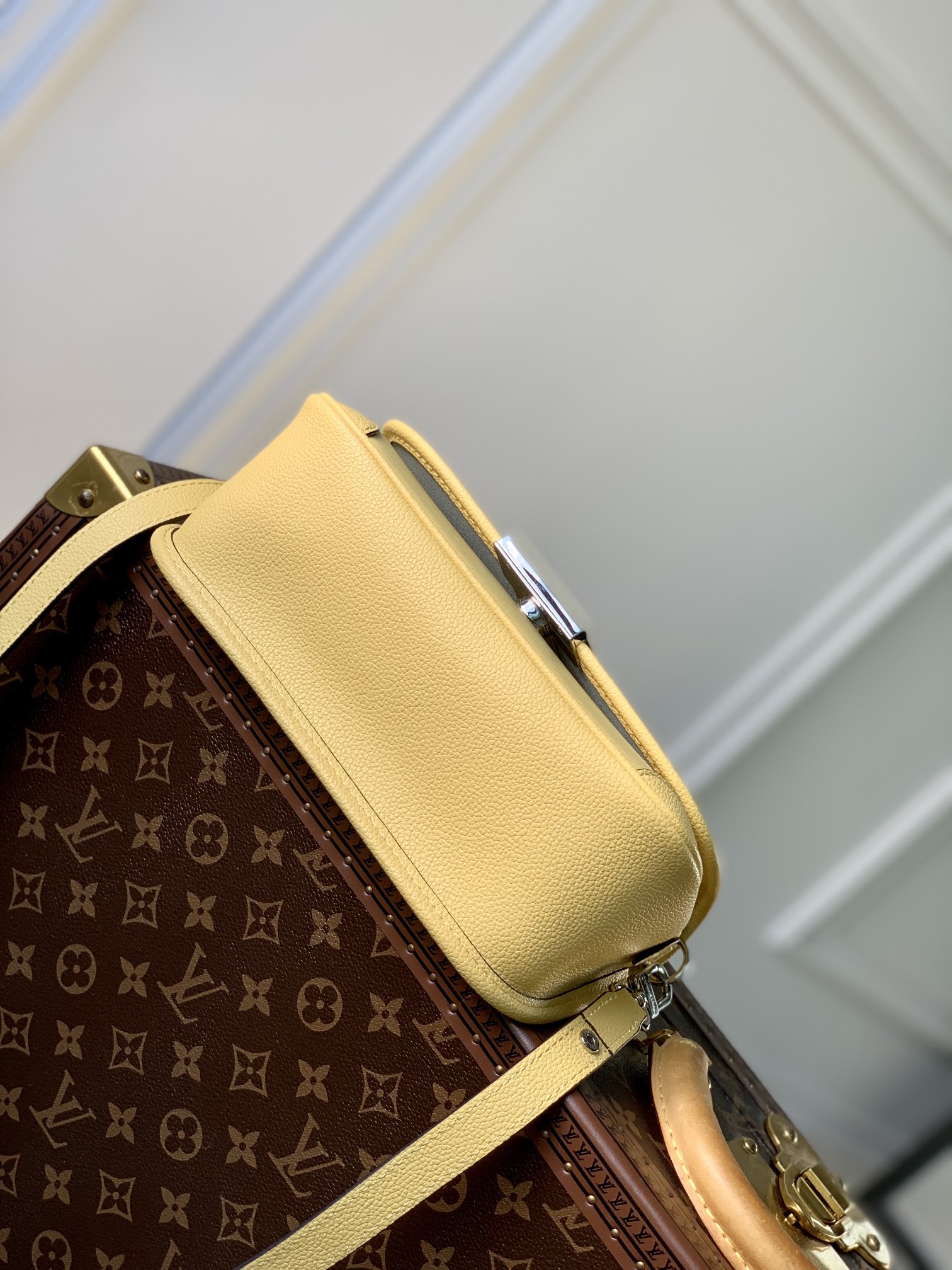 Louis Vuitton Buci Handbag-24.5 x 15.5 x 9CM