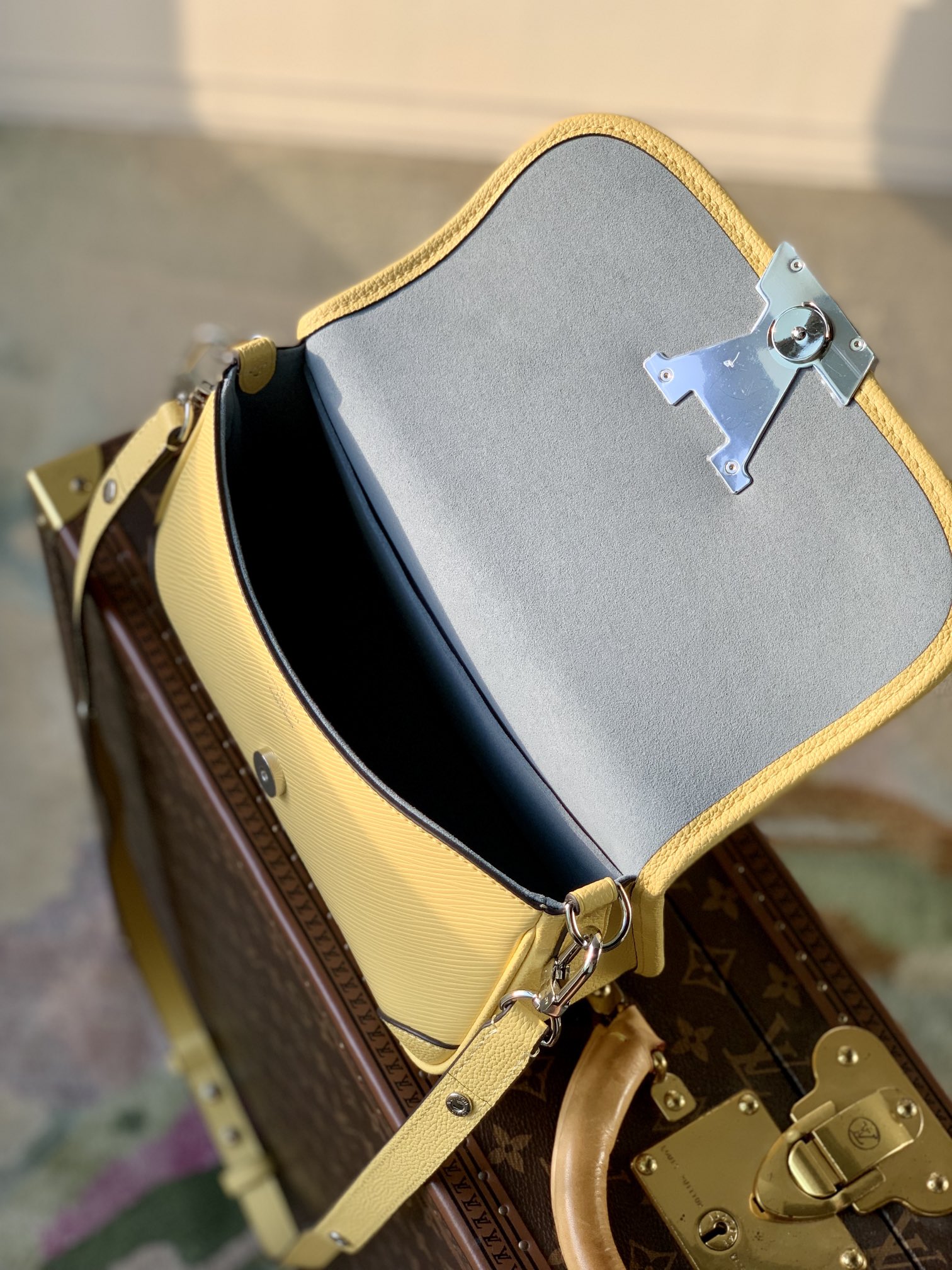 Louis Vuitton Buci Handbag-24.5 x 15.5 x 9CM
