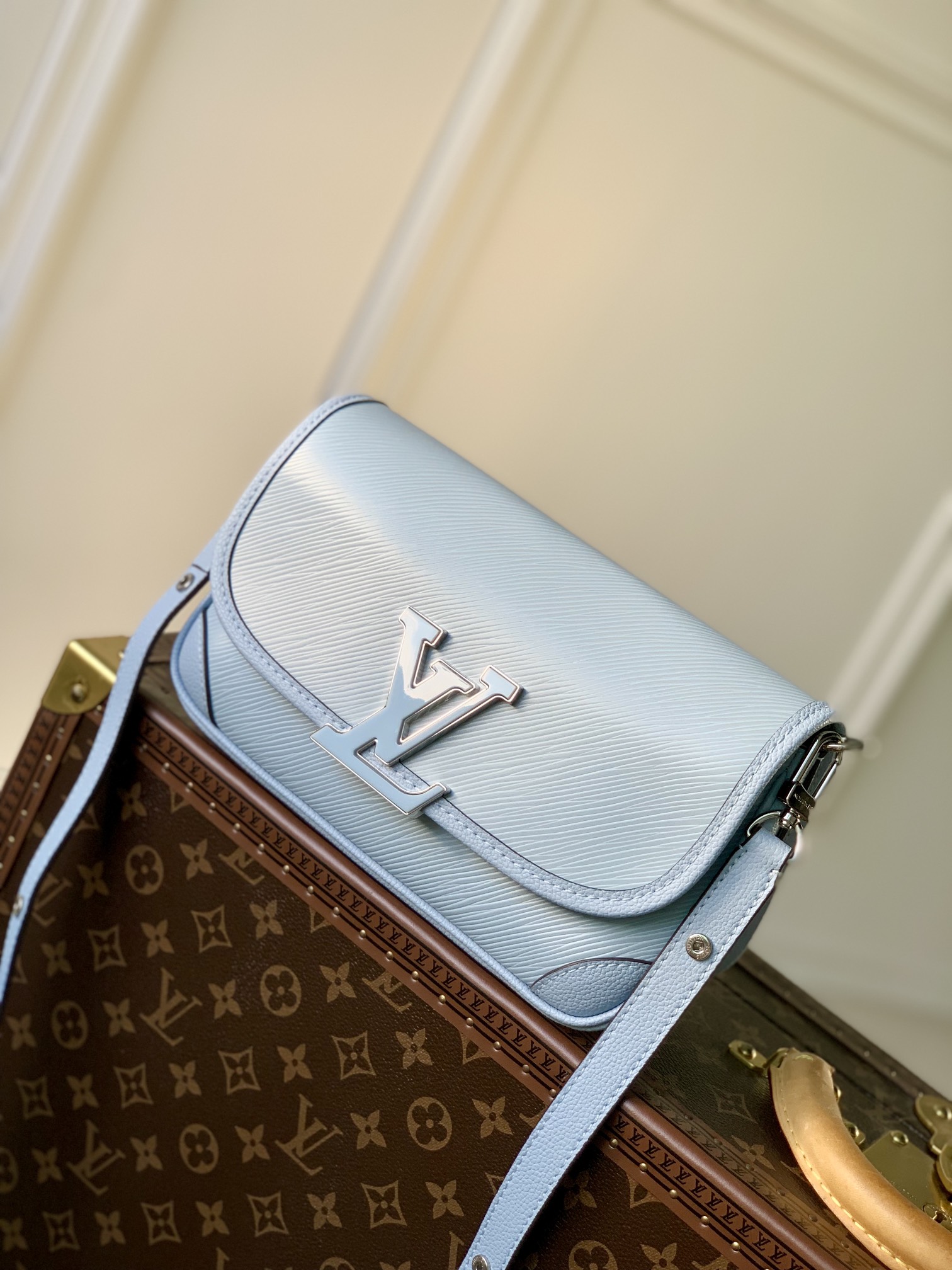 Louis Vuitton Buci Handbag-24.5 x 15.5 x 9CM