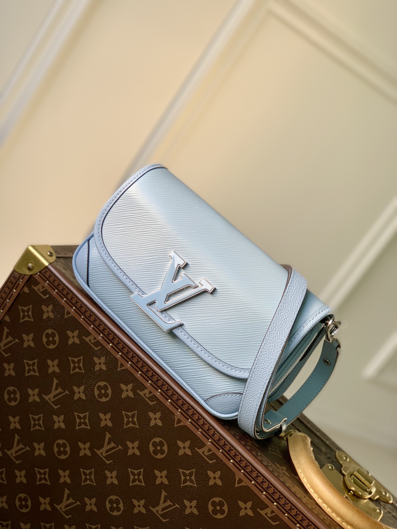 Louis Vuitton Buci Handbag-24.5 x 15.5 x 9CM