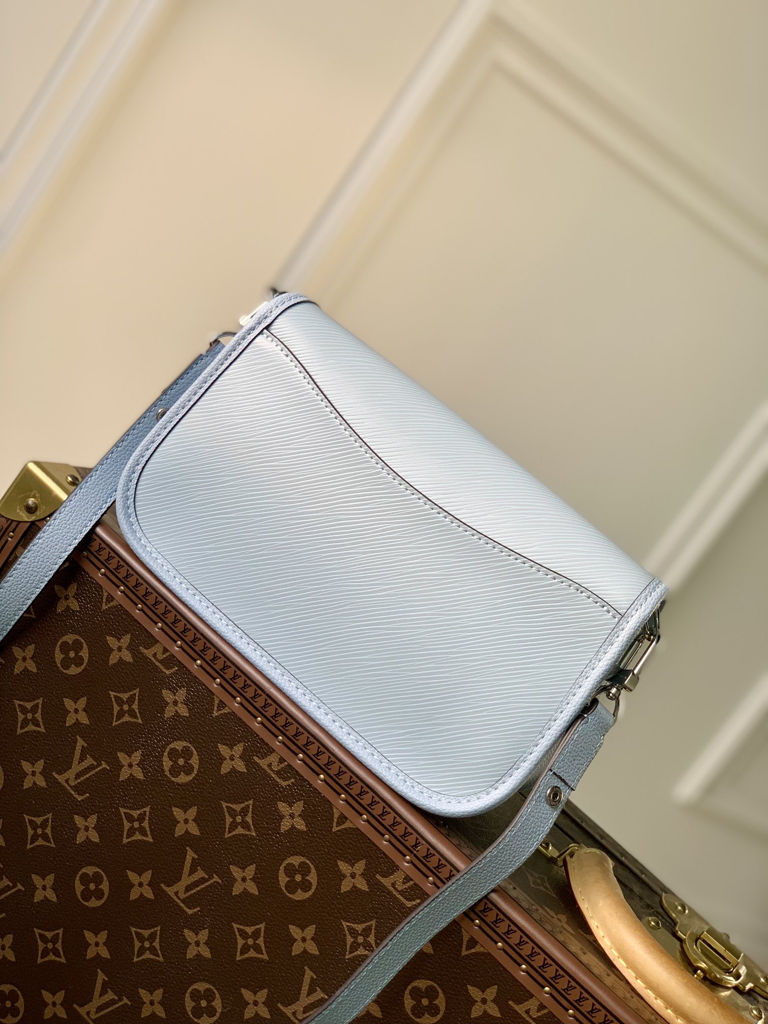 Louis Vuitton Buci Handbag-24.5 x 15.5 x 9CM