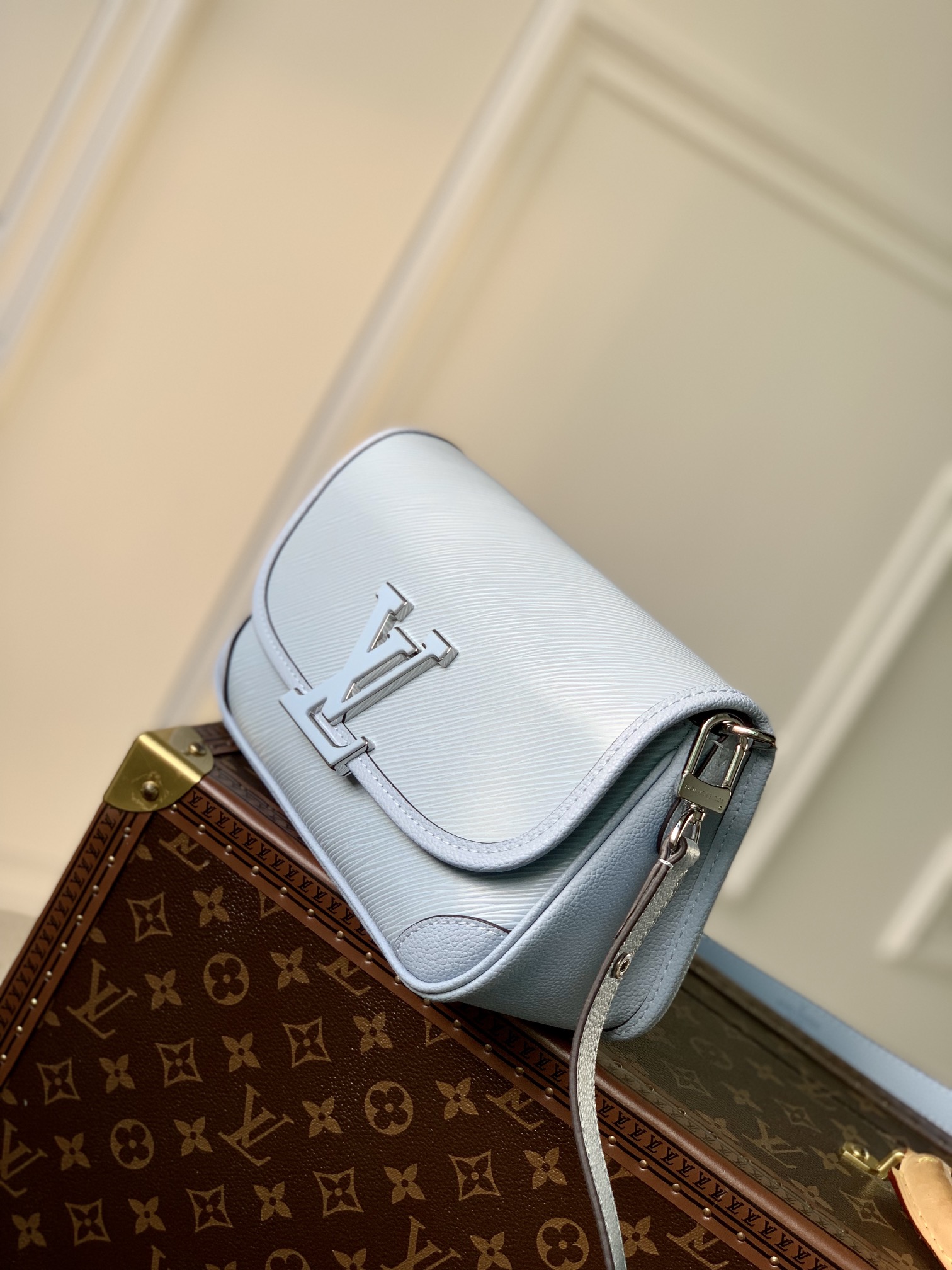 Louis Vuitton Buci Handbag-24.5 x 15.5 x 9CM