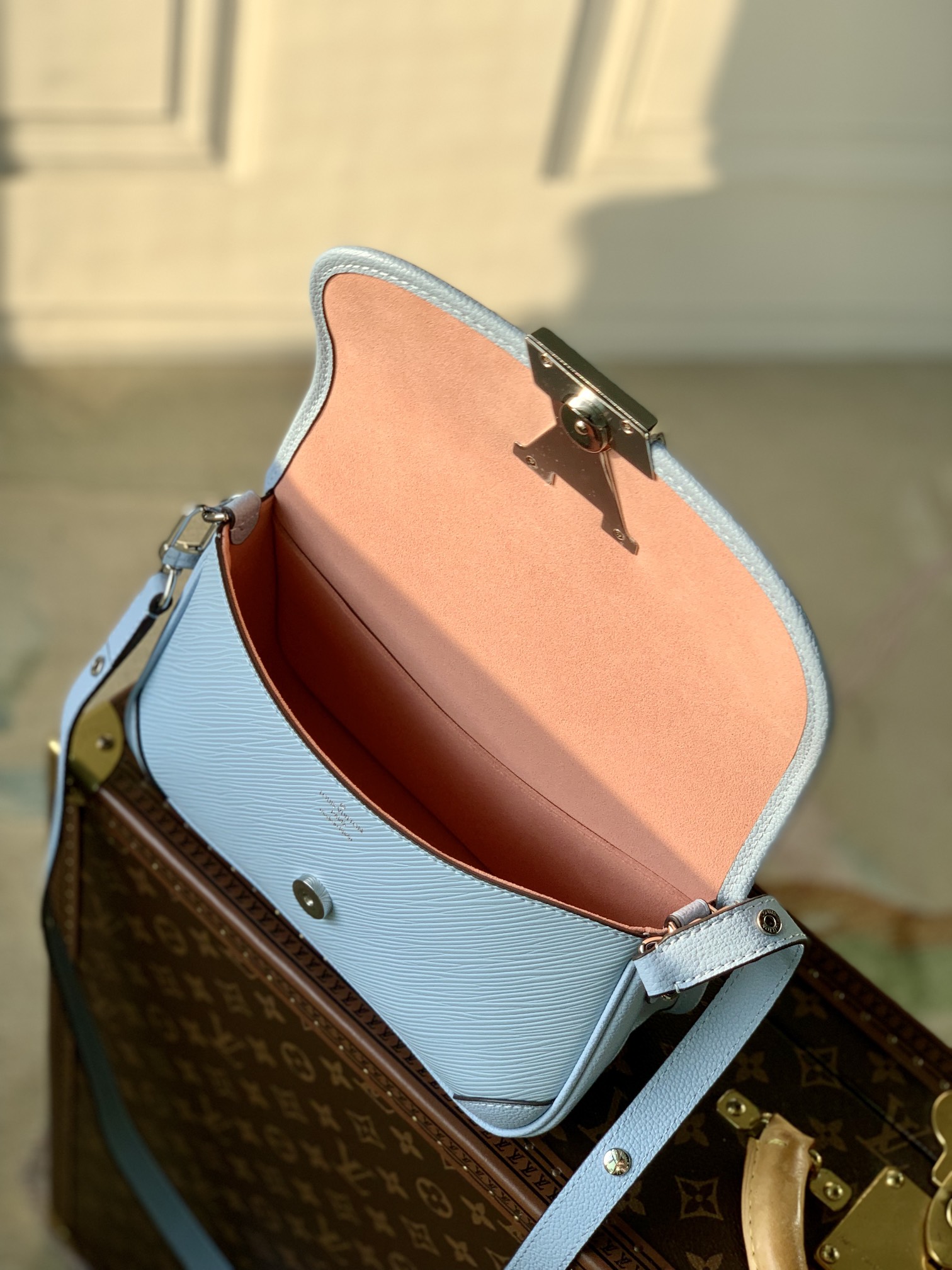 Louis Vuitton Buci Handbag-24.5 x 15.5 x 9CM