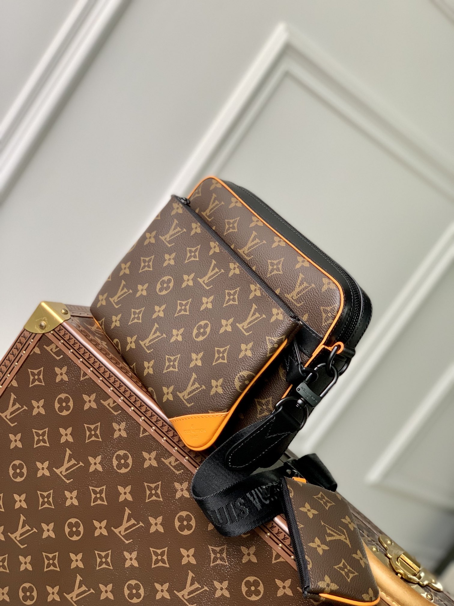 Louis Vuitton Trio Messenger Bag -M22481-25 x 18.5 x 7CM