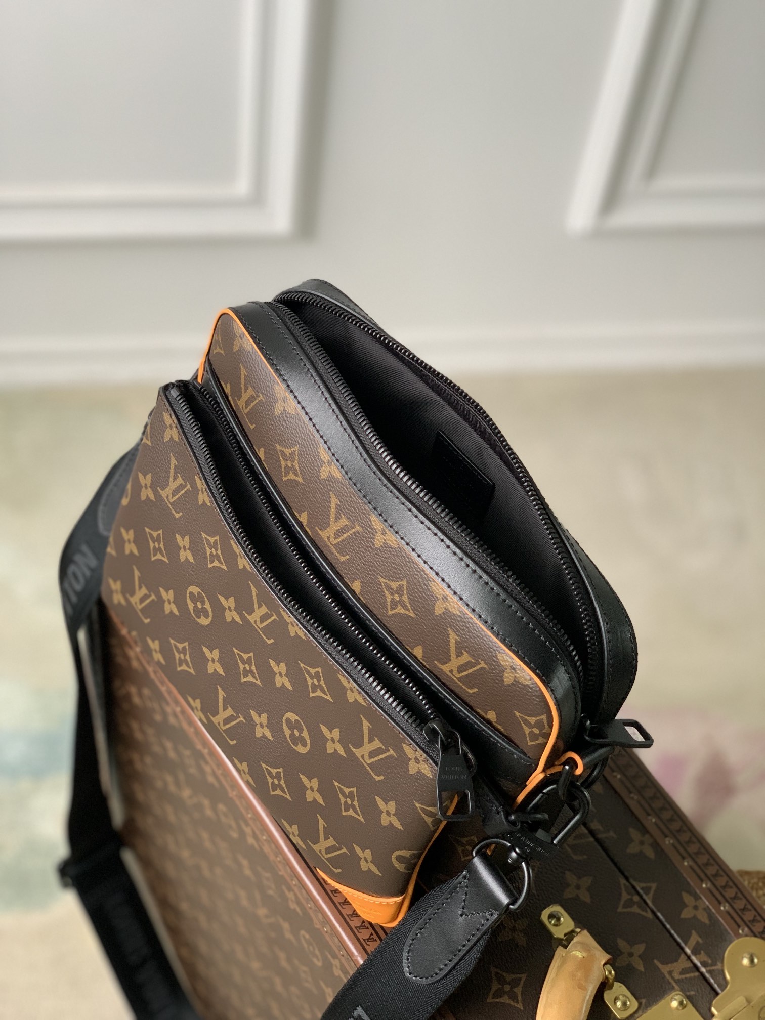 Louis Vuitton Trio Messenger Bag -M22481-25 x 18.5 x 7CM