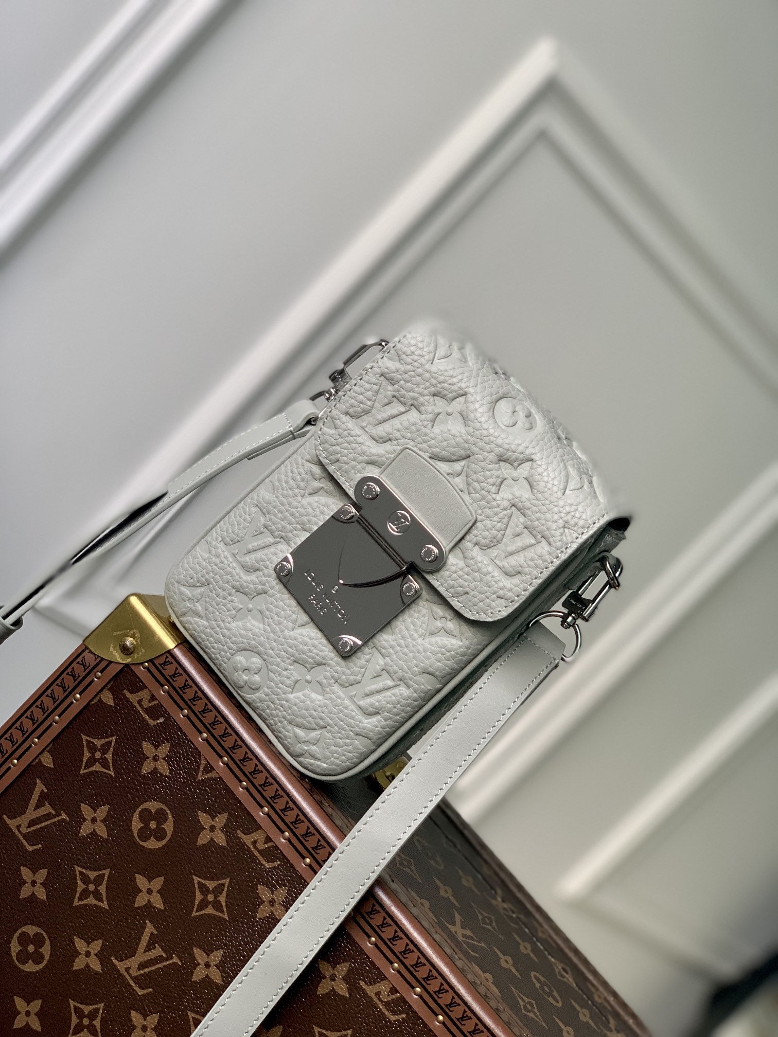 Louis Vuitton S-Lock Vertical Wearable Handbag-12*19*7CM