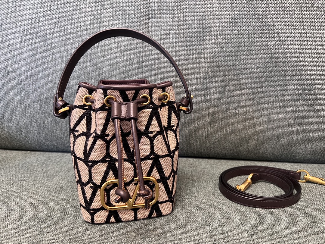 Valentino GARAVANIVLOGO SIGNATURE Bag-12*18*10CM
