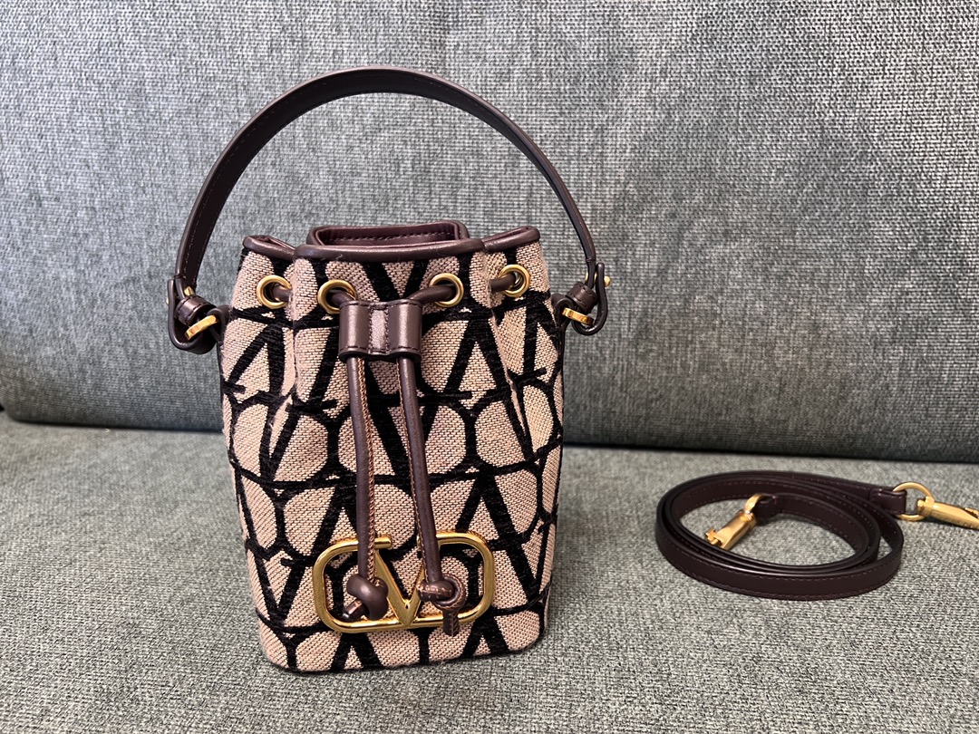 Valentino GARAVANIVLOGO SIGNATURE Bag-12*18*10CM
