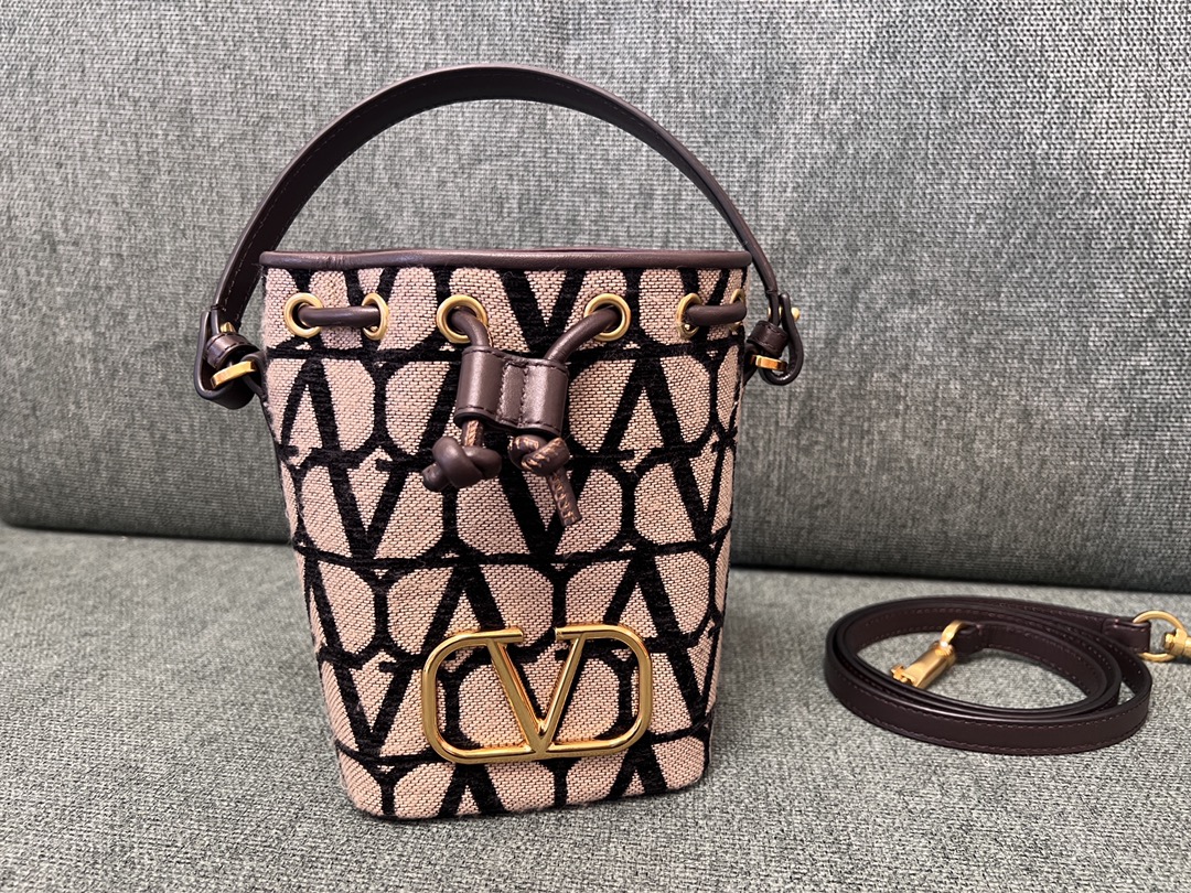 Valentino GARAVANIVLOGO SIGNATURE Bag-12*18*10CM