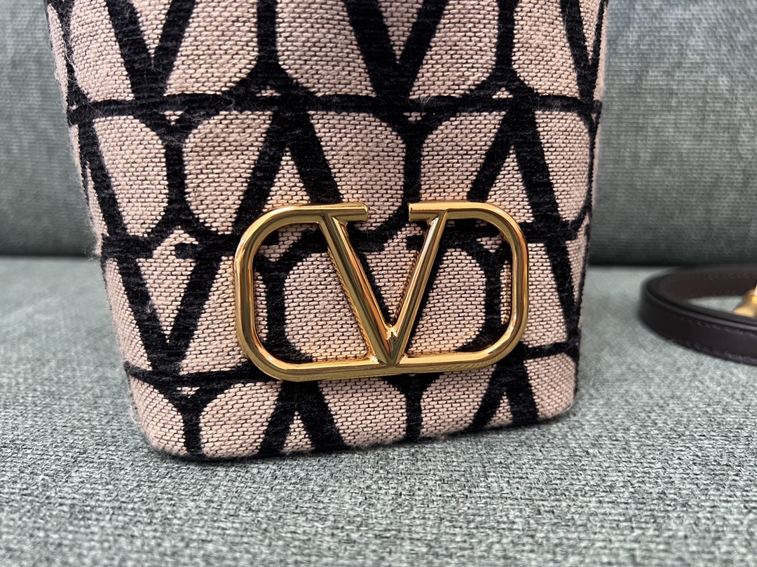 Valentino GARAVANIVLOGO SIGNATURE Bag-12*18*10CM