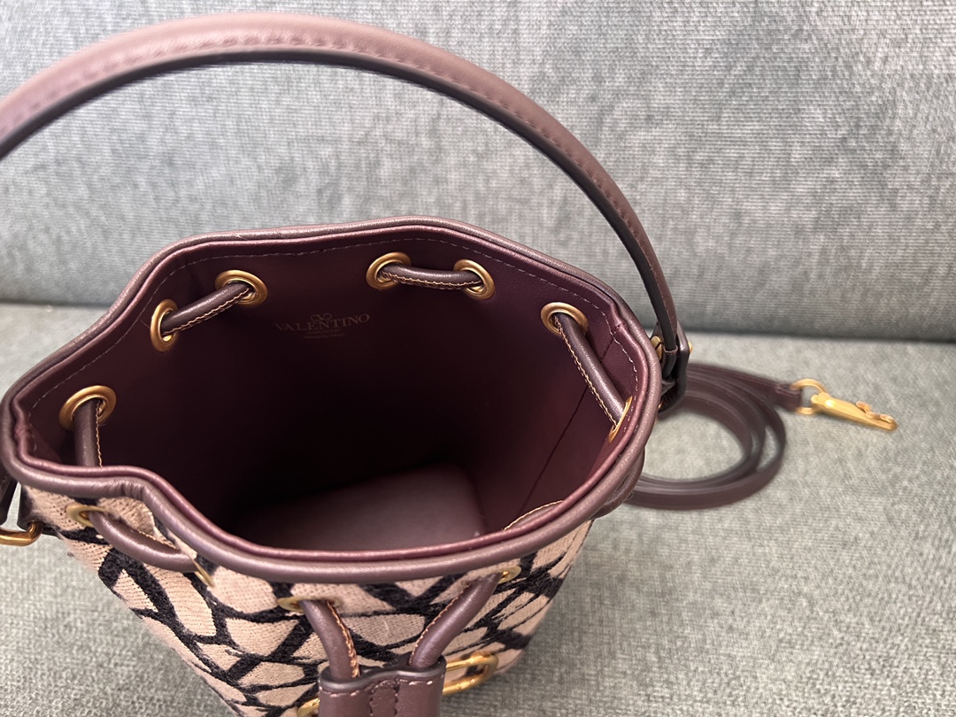 Valentino GARAVANIVLOGO SIGNATURE Bag-12*18*10CM