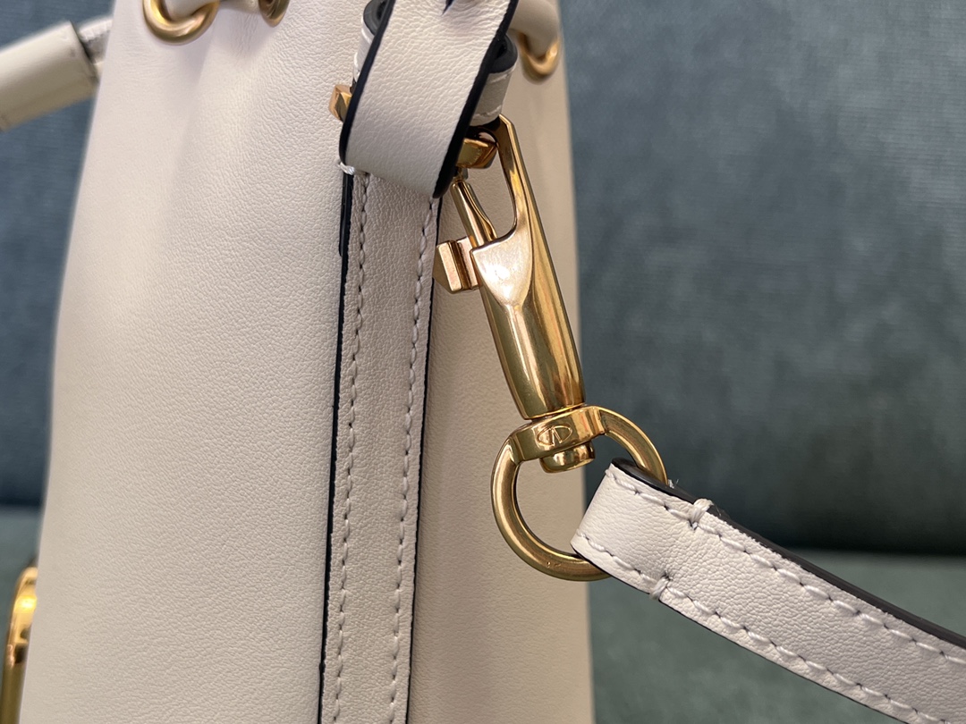 Valentino GARAVANIVLOGO SIGNATURE Bag-12*18*10CM