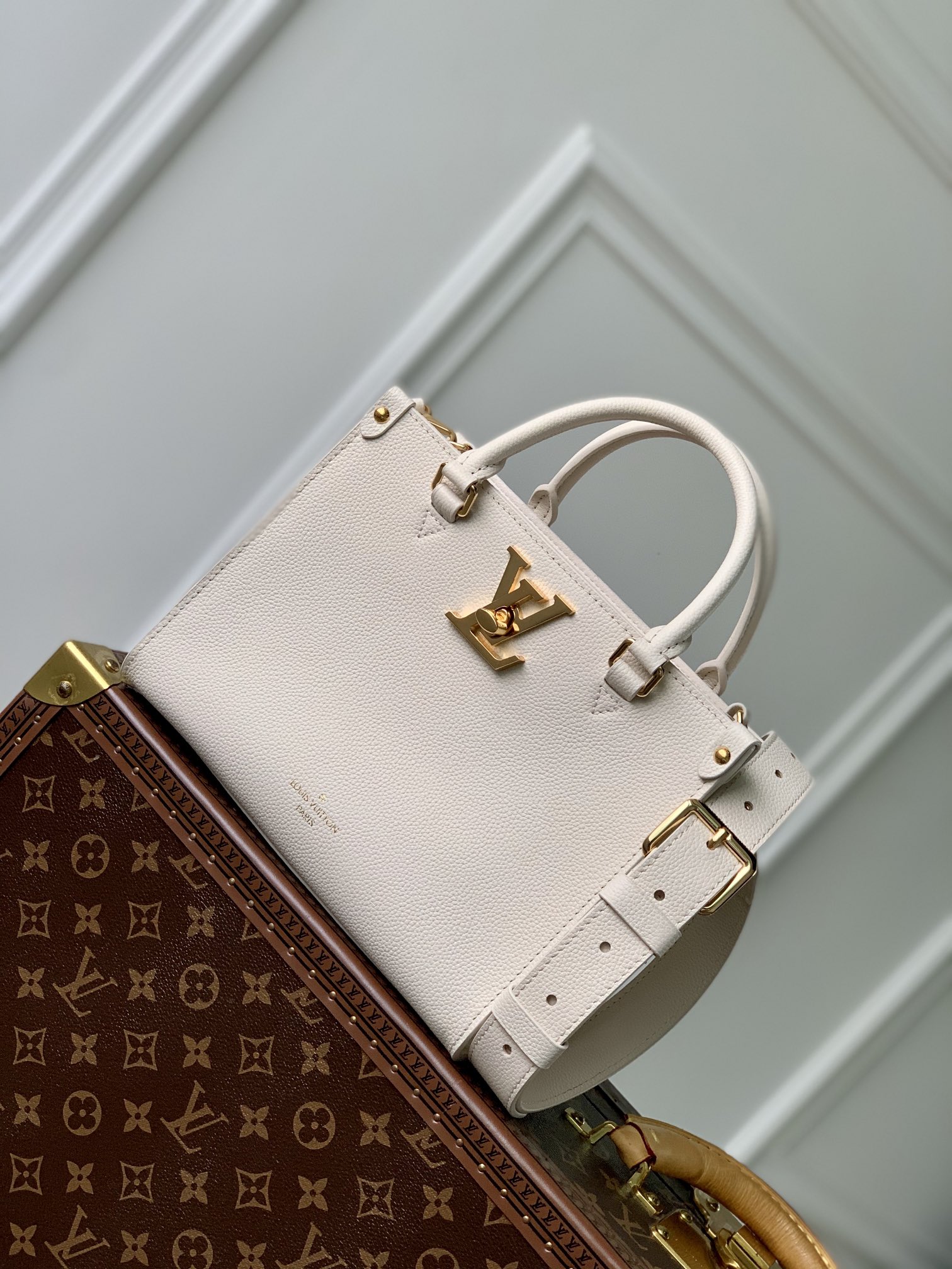 Louis Vuitton Lock & Go -24.5 x 19.0 x 10.5 CM