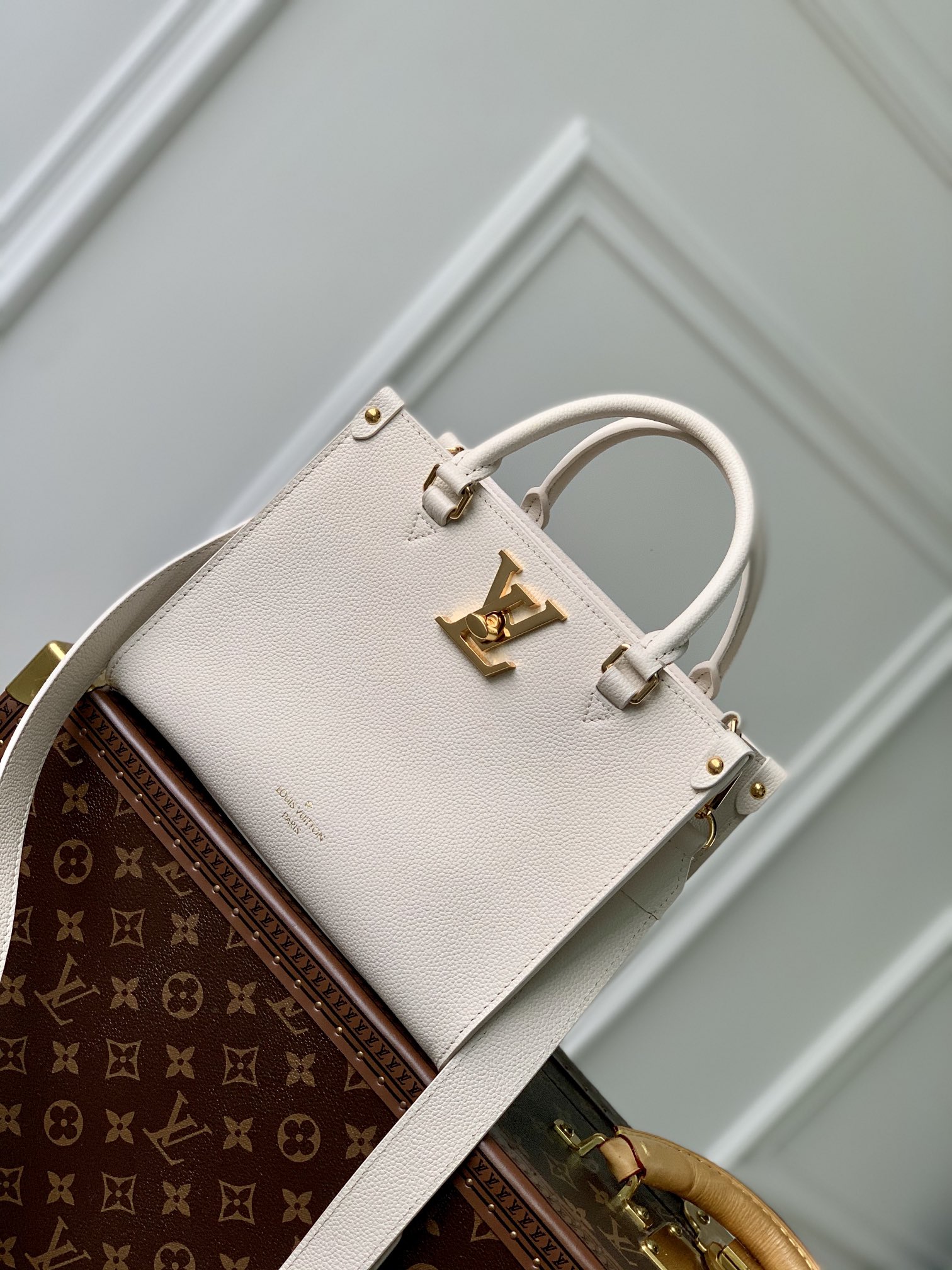 Louis Vuitton Lock & Go -24.5 x 19.0 x 10.5 CM