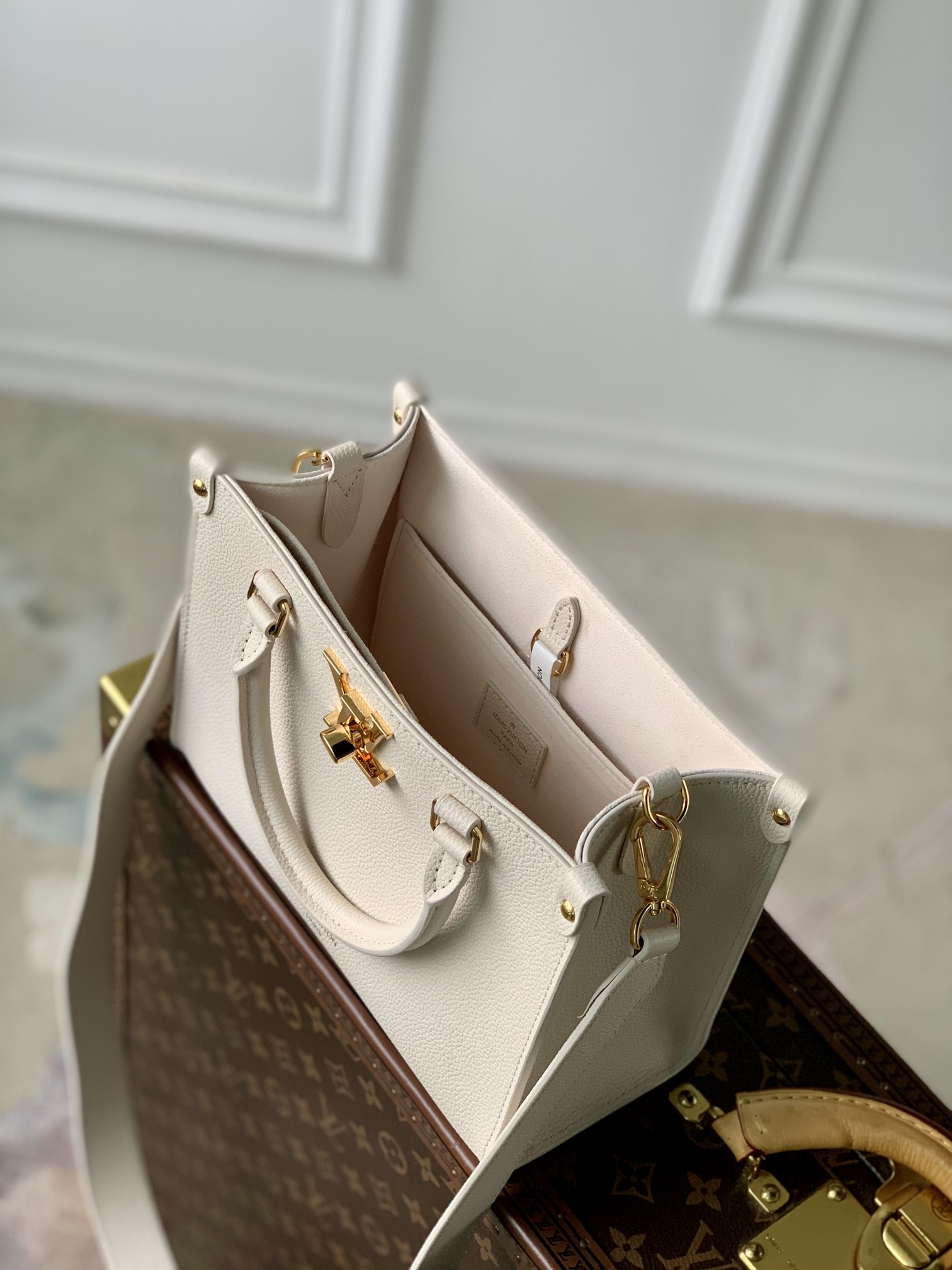 Louis Vuitton Lock & Go -24.5 x 19.0 x 10.5 CM Louis Vuitton Lock & Go -24.5 x 19.0 x 10.5 CM
