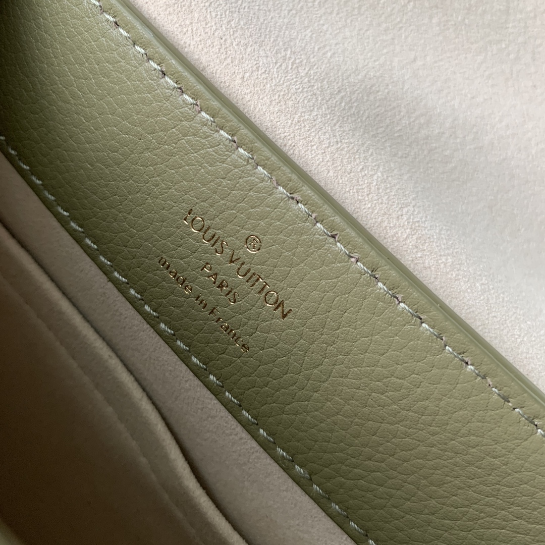 Louis Vuitton Lockme Ever 23x17x10CM Louis Vuitton Lockme Ever 23x17x10CM