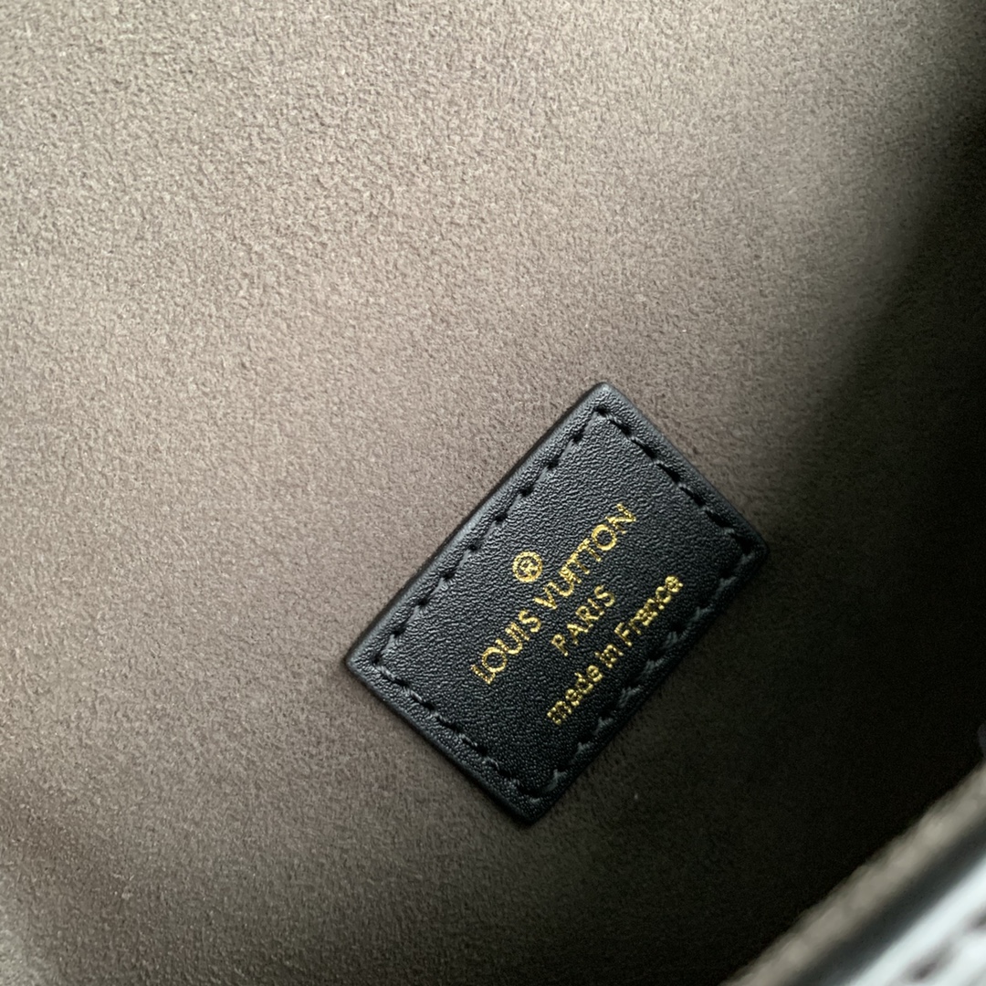 Louis Vuitton Saumur BB-20 x 16 x 7.5CM Louis Vuitton Saumur BB-20 x 16 x 7.5CM
