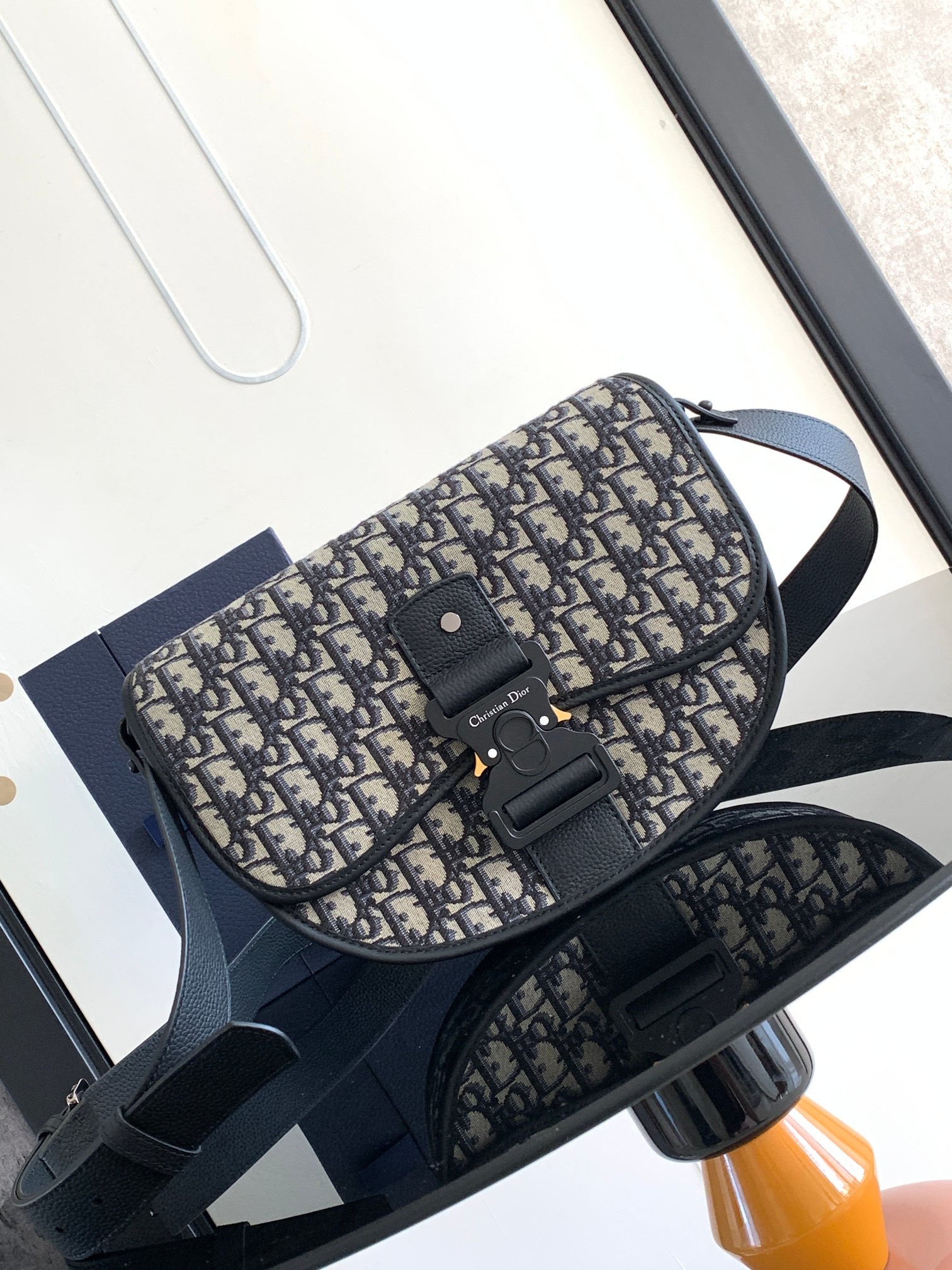 Diro Gallop Messenger Bag-28 x 22 x 7 CM