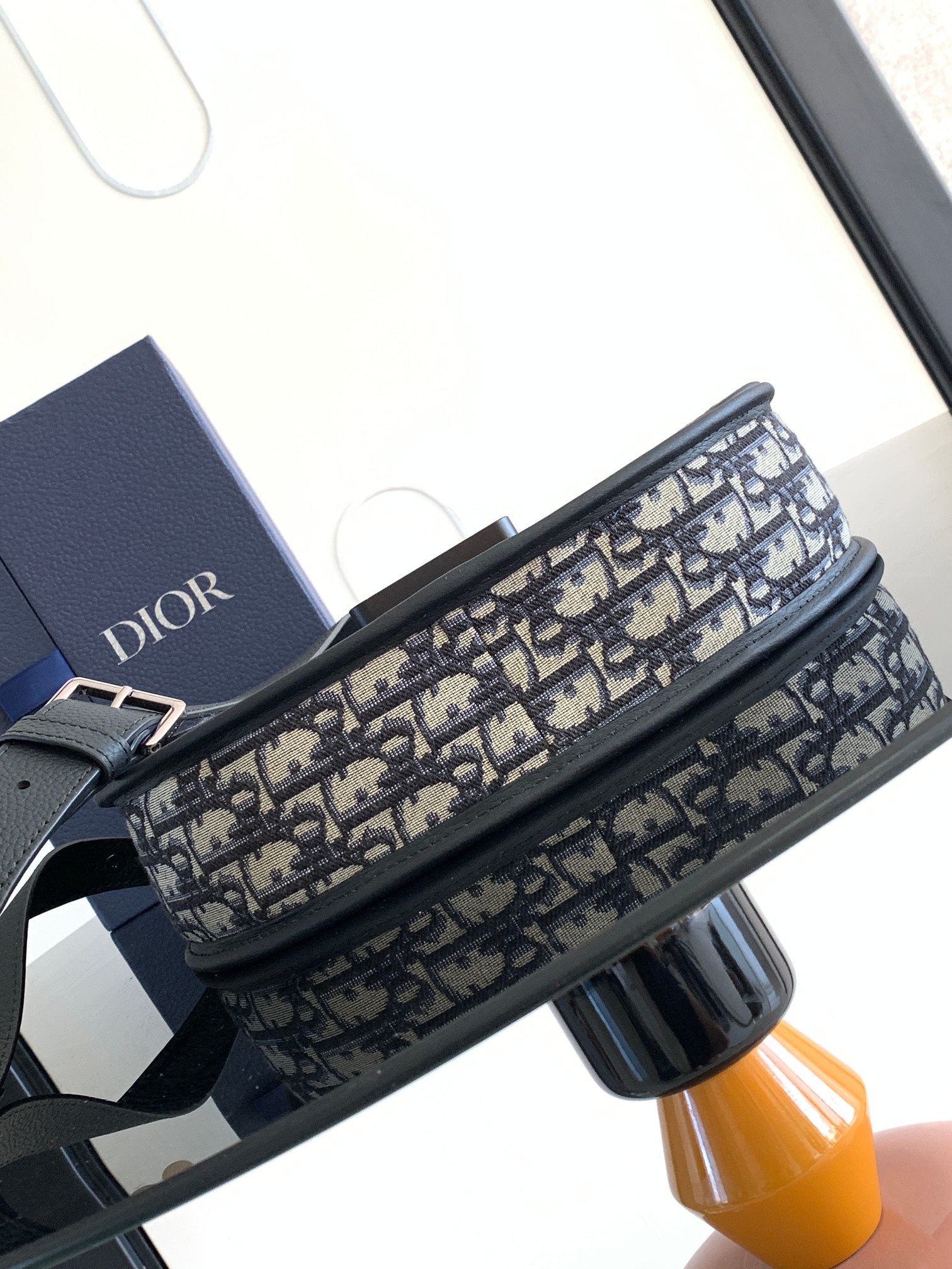 Diro Gallop Messenger Bag-28 x 22 x 7 CM