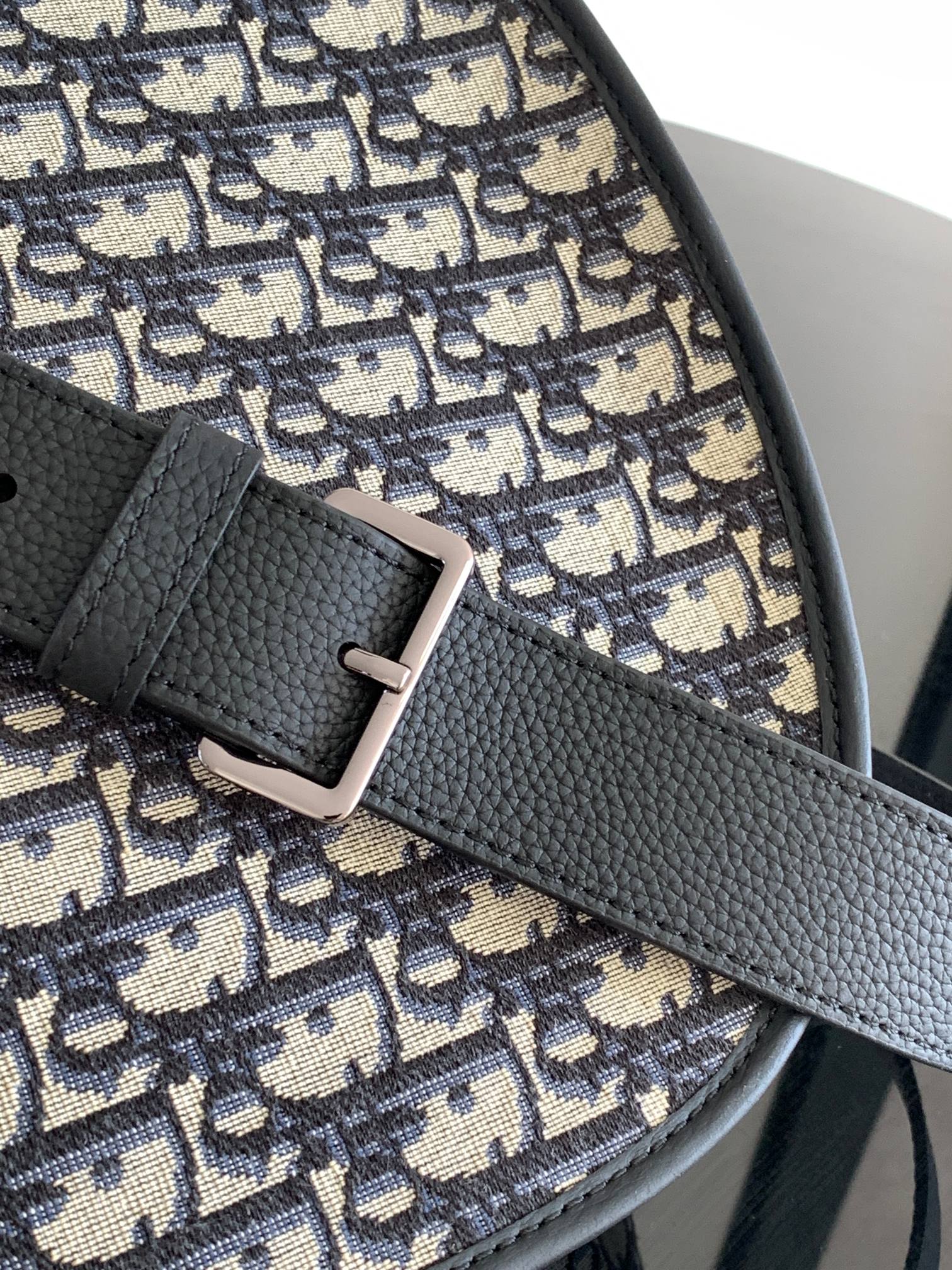 Diro Gallop Messenger Bag-28 x 22 x 7 CM