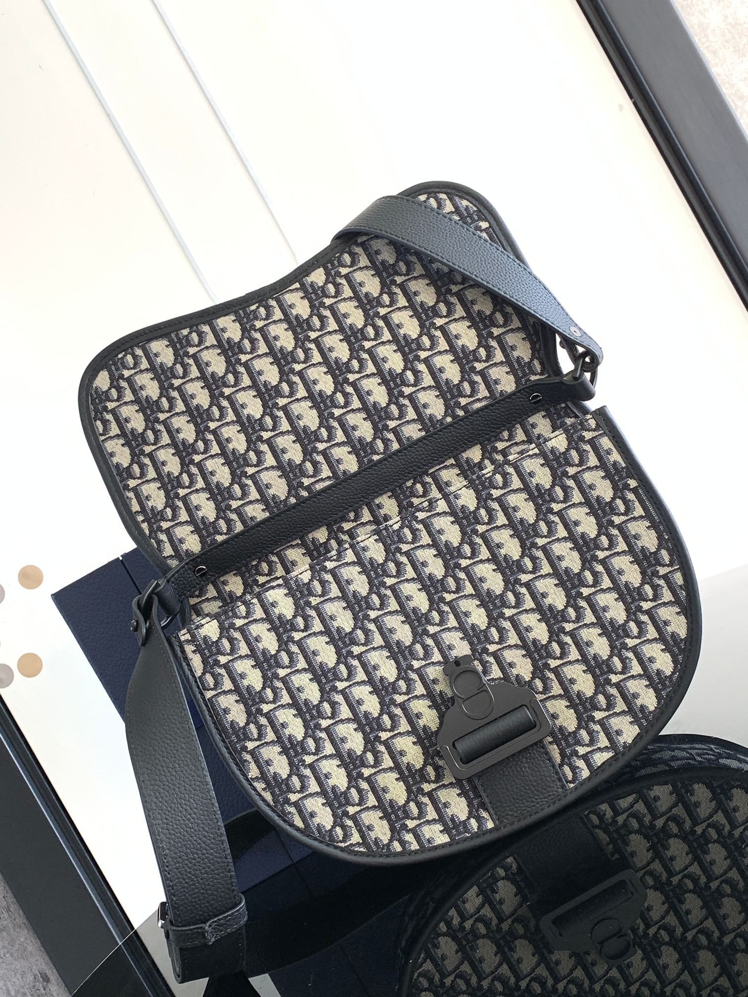 Diro Gallop Messenger Bag-28 x 22 x 7 CM