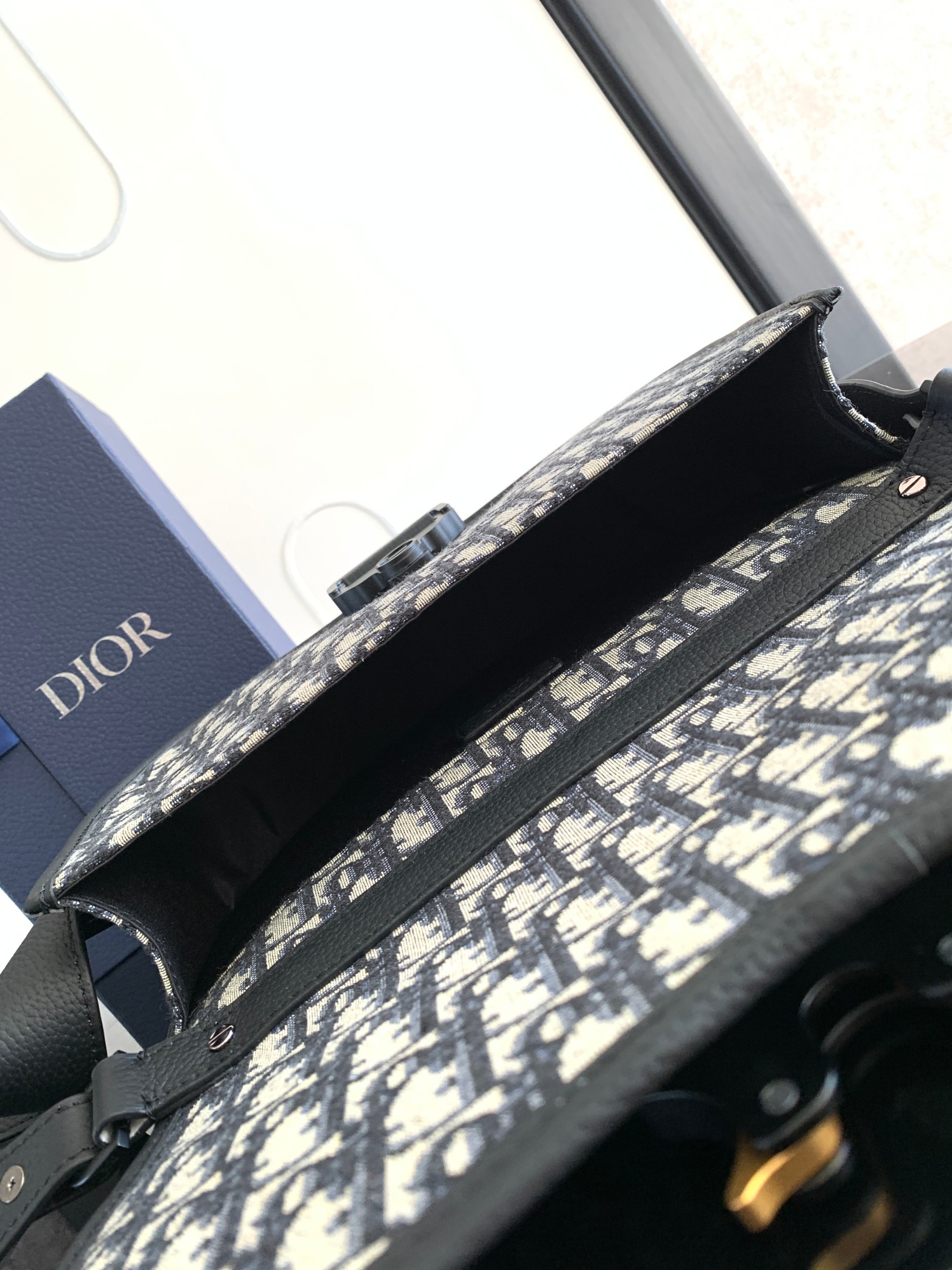 Diro Gallop Messenger Bag-28 x 22 x 7 CM