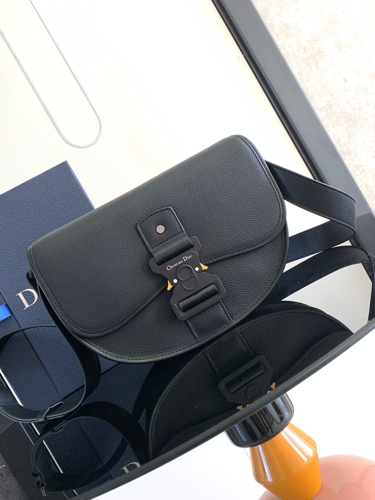 Diro Gallop Messenger Bag-28 x 22 x 7 CM