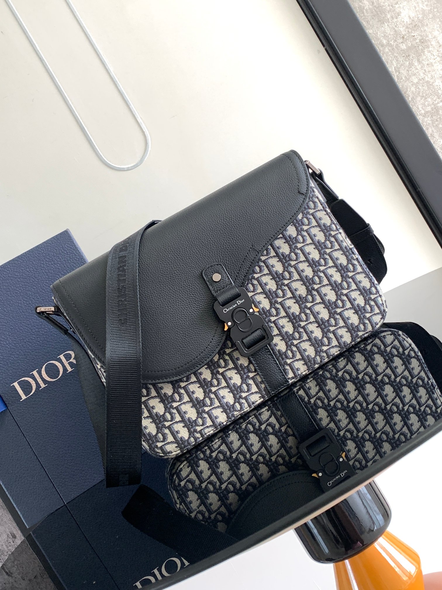 Diro Saddle Messenger Bag-31 x 23 x 8CM