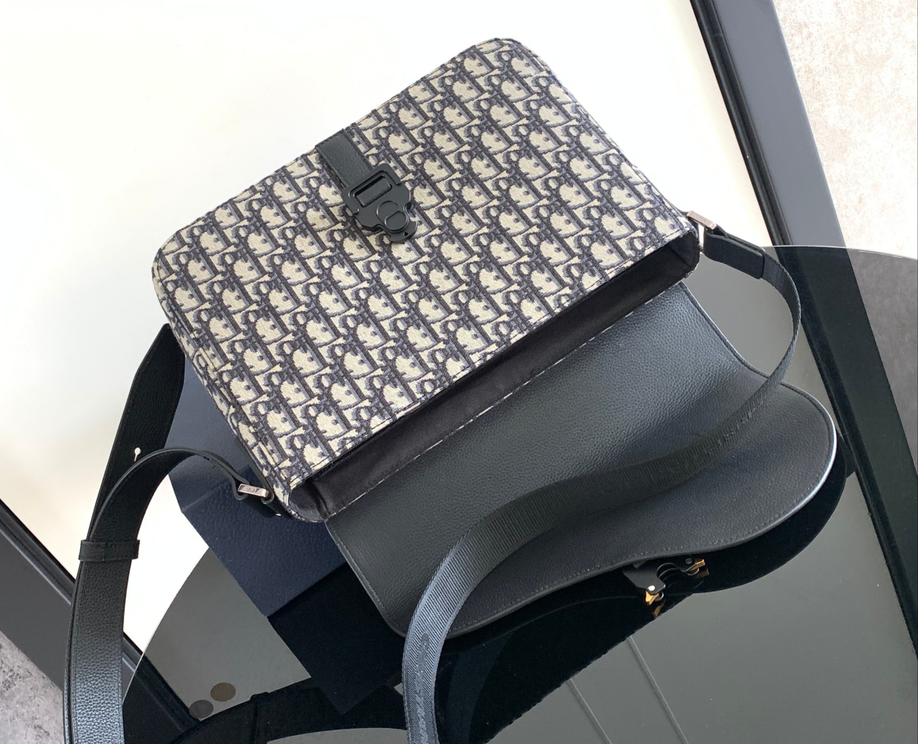 Diro Saddle Messenger Bag-31 x 23 x 8CM